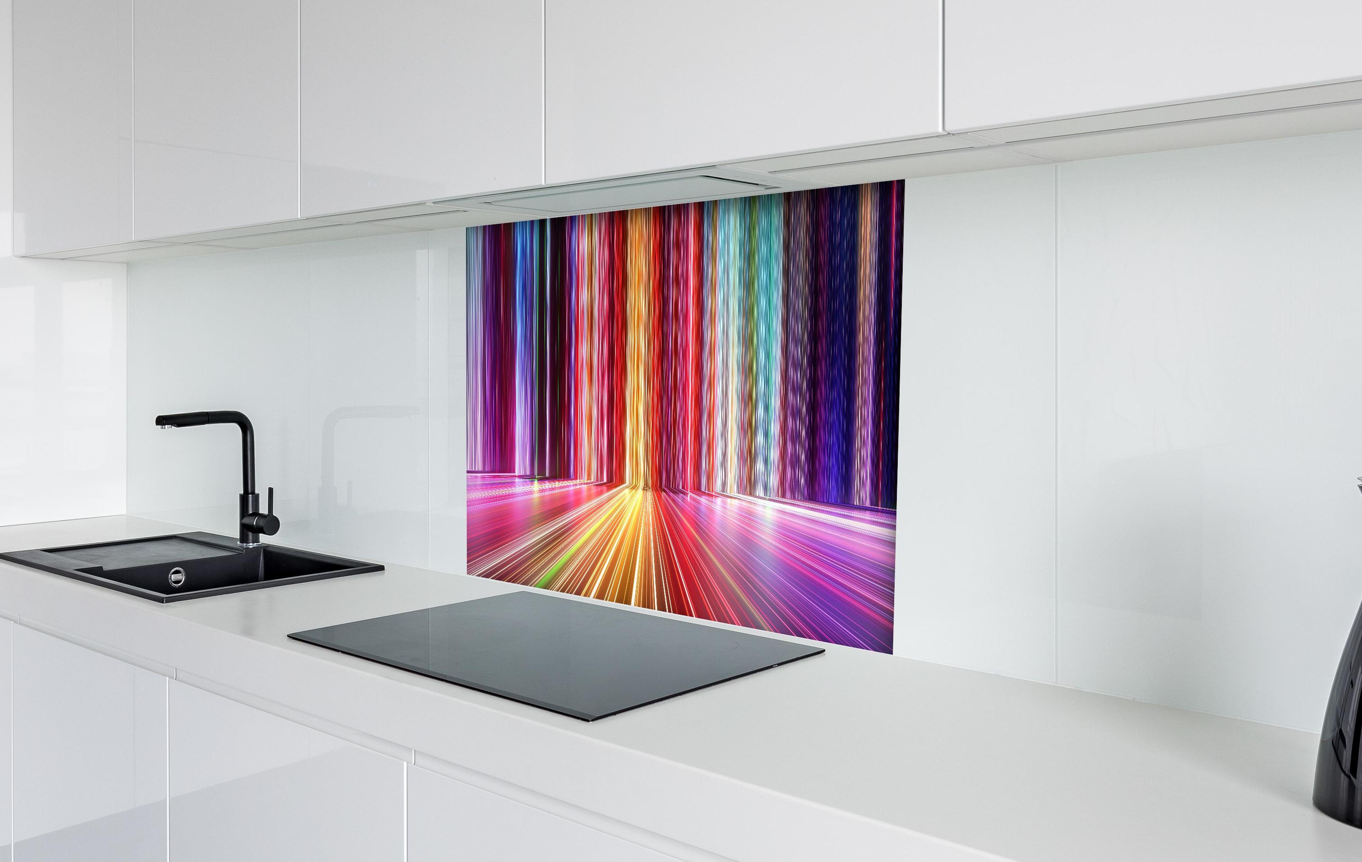 Spritzschutz - Futuristische Farben - 3D Render hinter einem Cerankochfeld zwischen Holz-Kochutensilien
