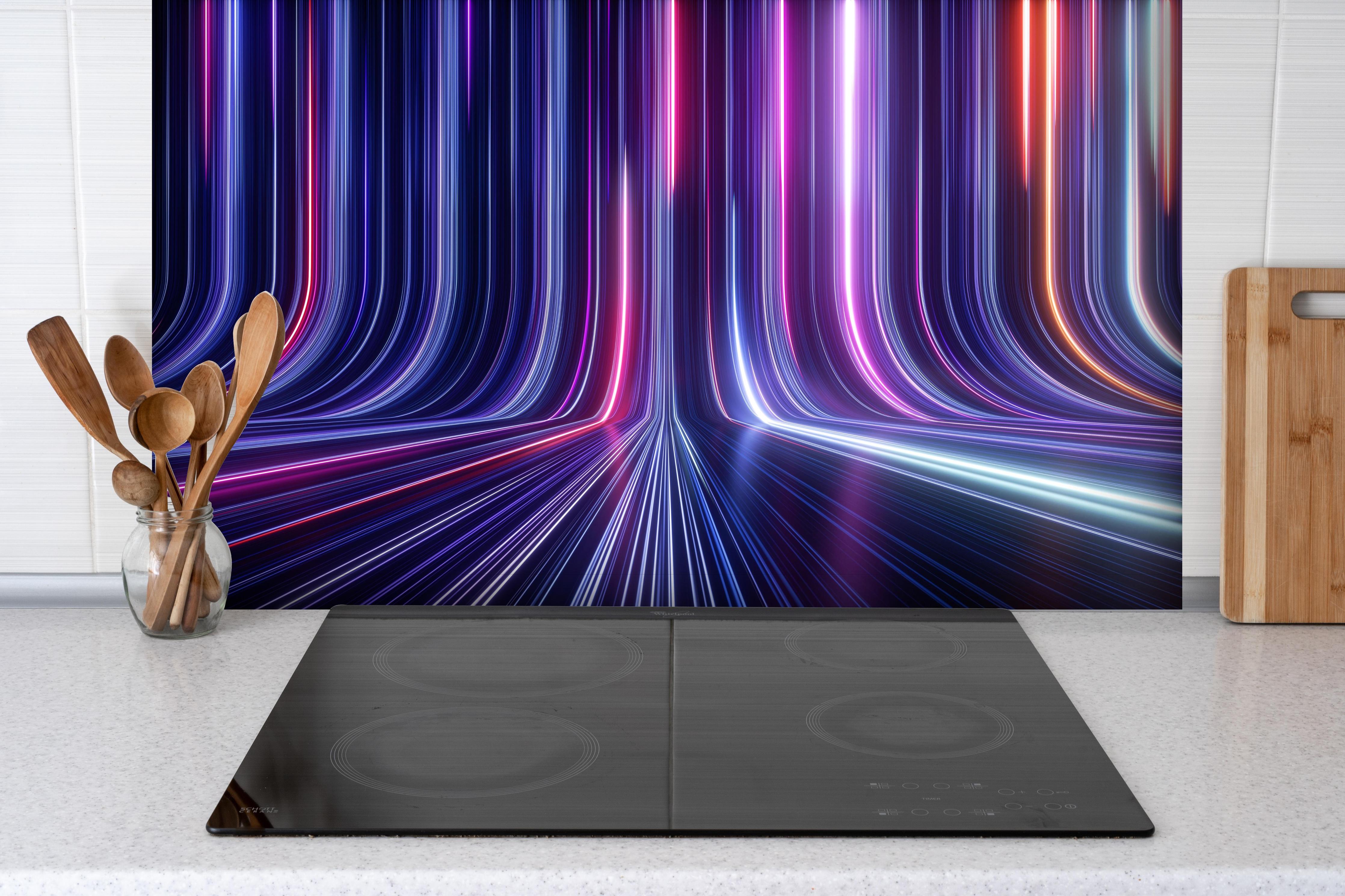 Spritzschutz - Futuristisches Neon Design hinter einem Cerankochfeld zwischen Holz-Kochutensilien
