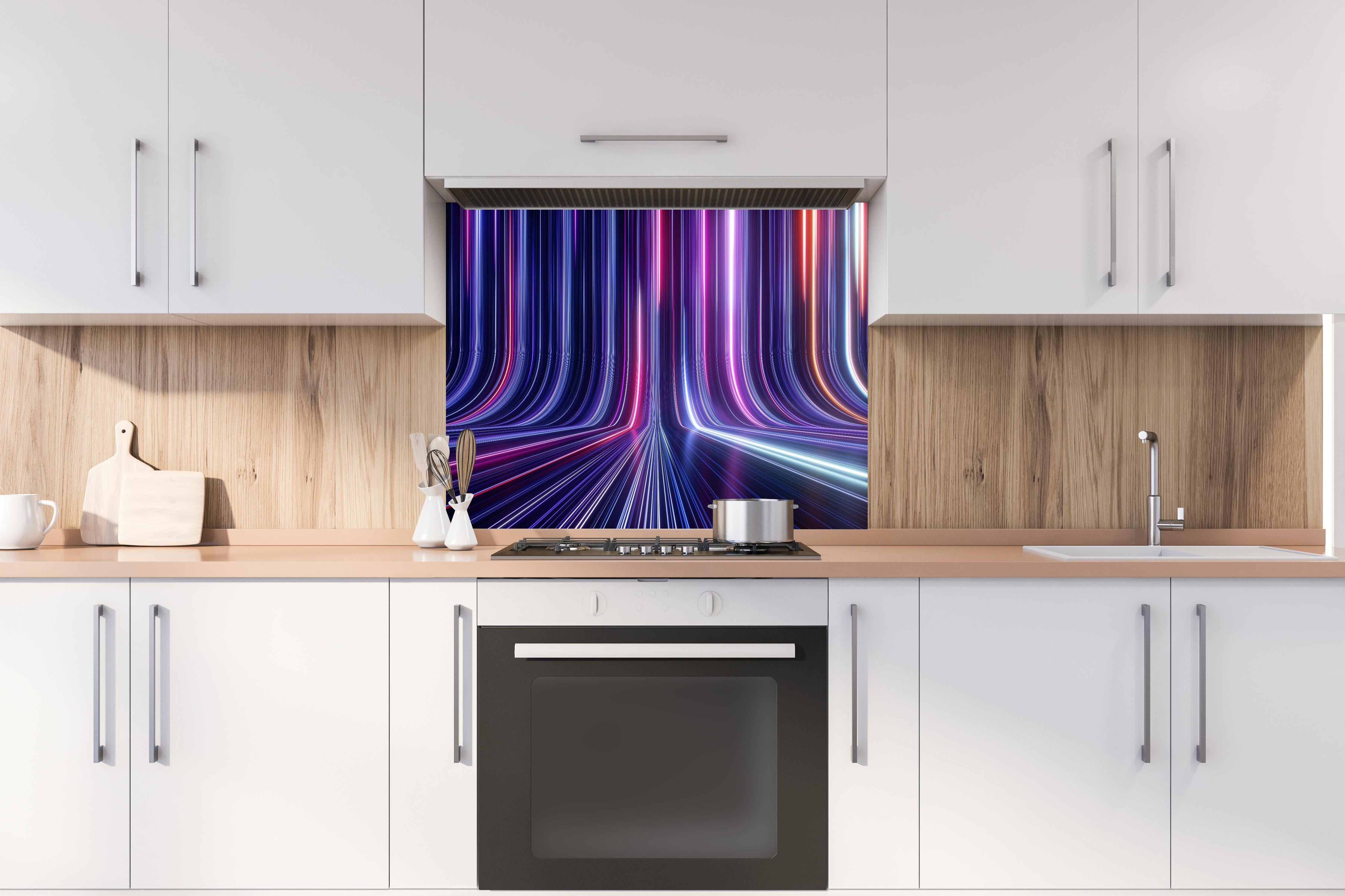 Spritzschutz - Futuristisches Neon Design hinter einem Cerankochfeld zwischen Holz-Kochutensilien
