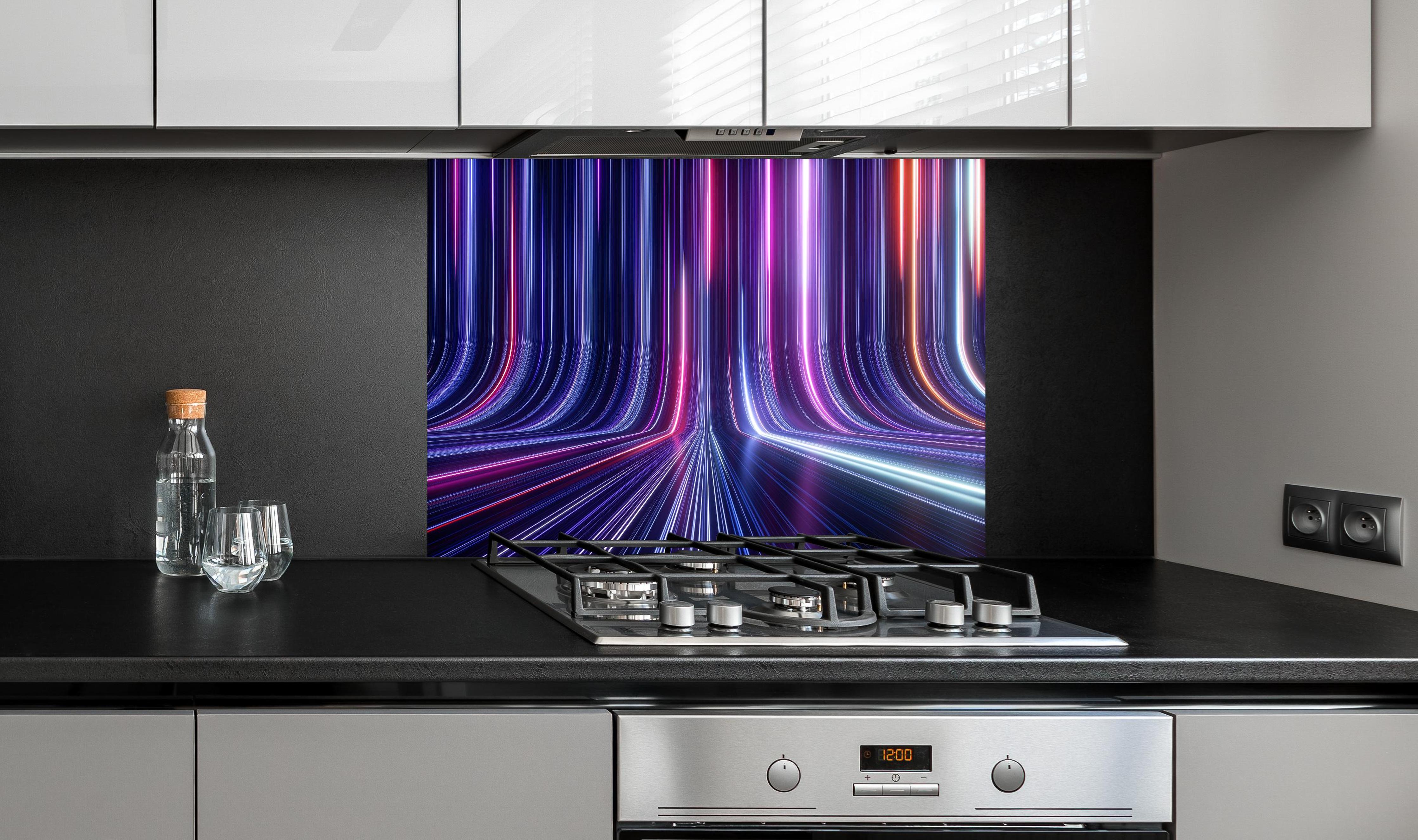 Spritzschutz - Futuristisches Neon Design hinter einem Cerankochfeld zwischen Holz-Kochutensilien
