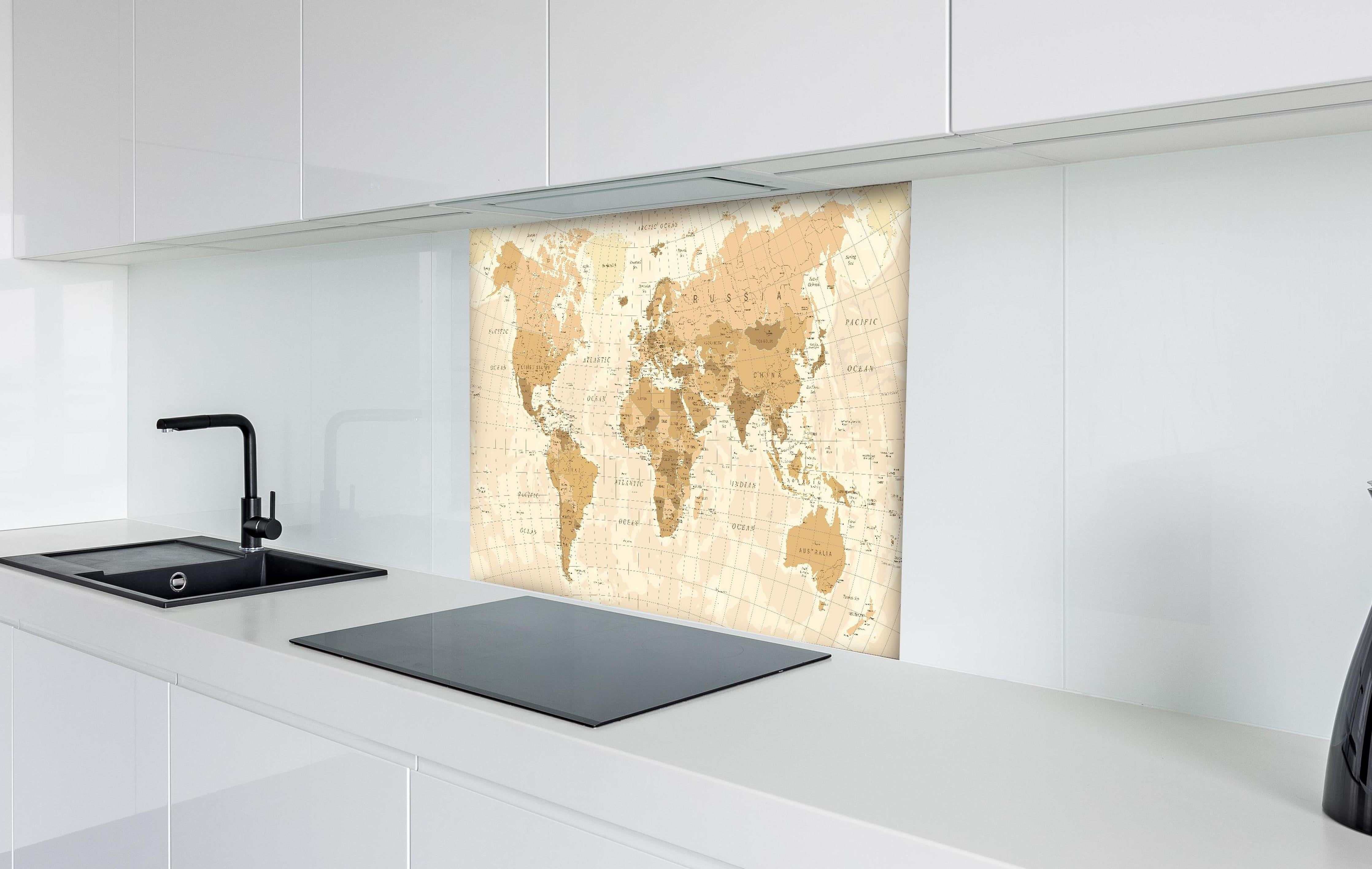 Spritzschutz - Gedruckte alte Weltkarte im Sepia-Stil hinter einem Cerankochfeld zwischen Holz-Kochutensilien
