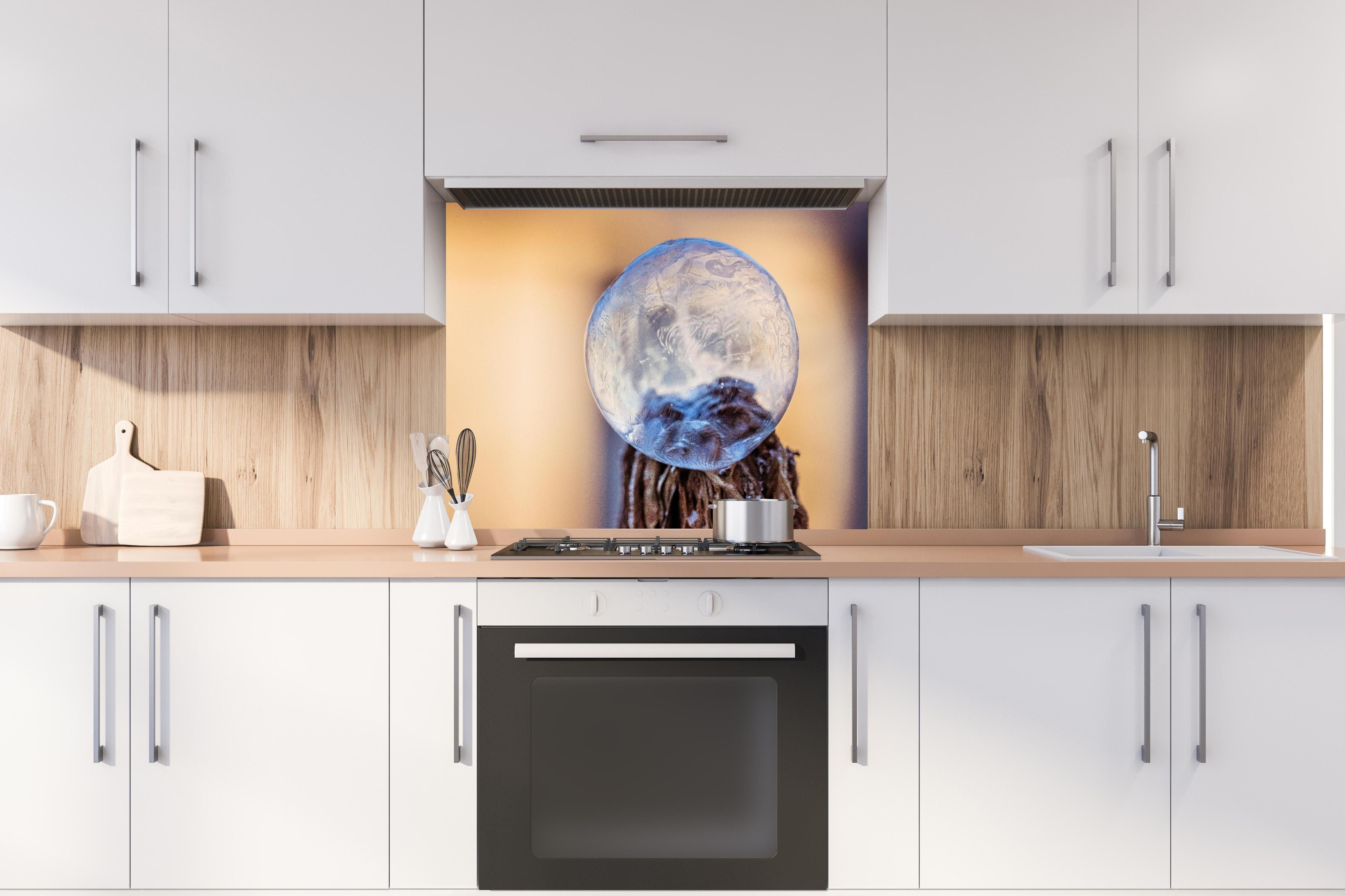 Spritzschutz - Gefrorene Blase Illustration hinter einem Cerankochfeld zwischen Holz-Kochutensilien
