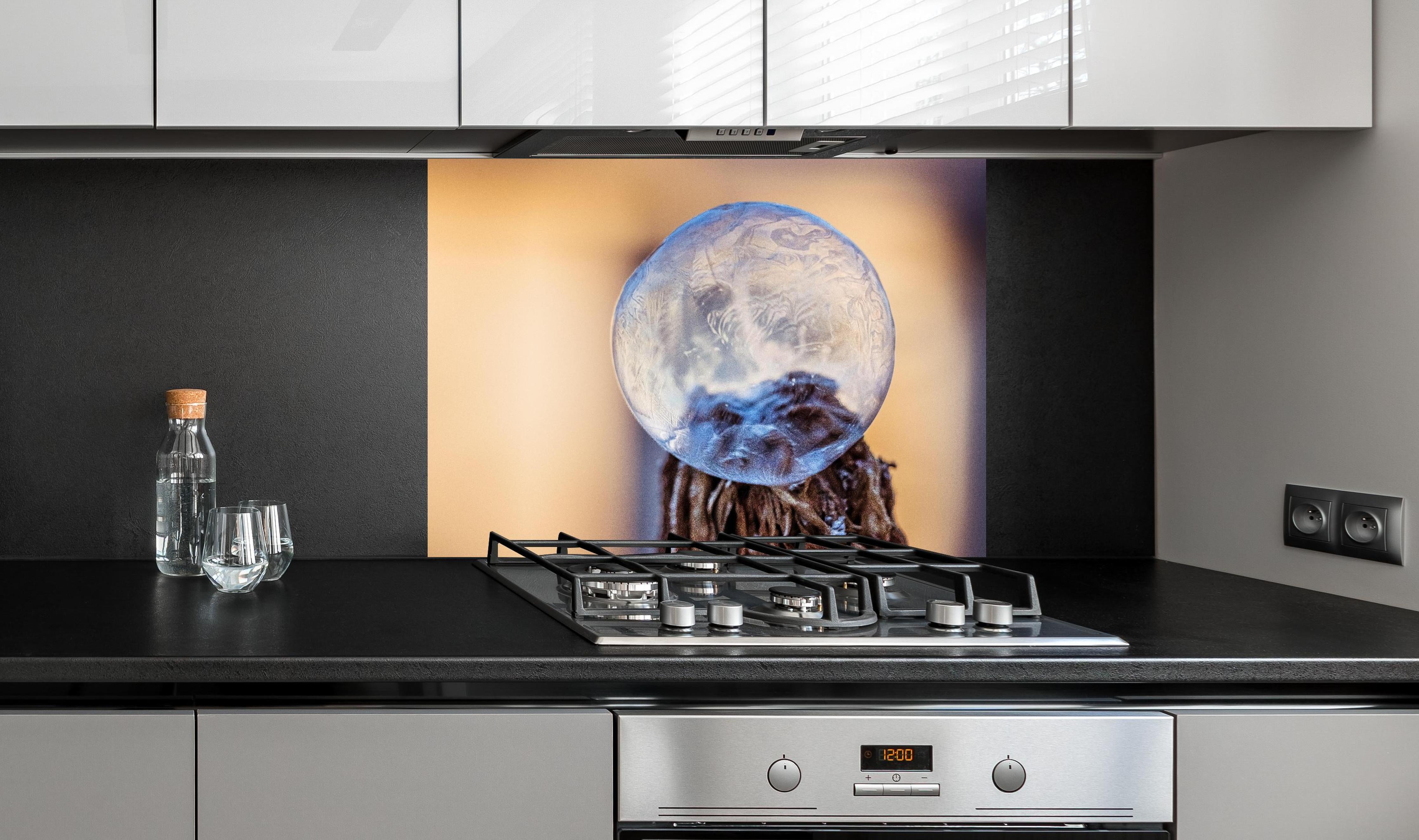 Spritzschutz - Gefrorene Blase Illustration hinter einem Cerankochfeld zwischen Holz-Kochutensilien
