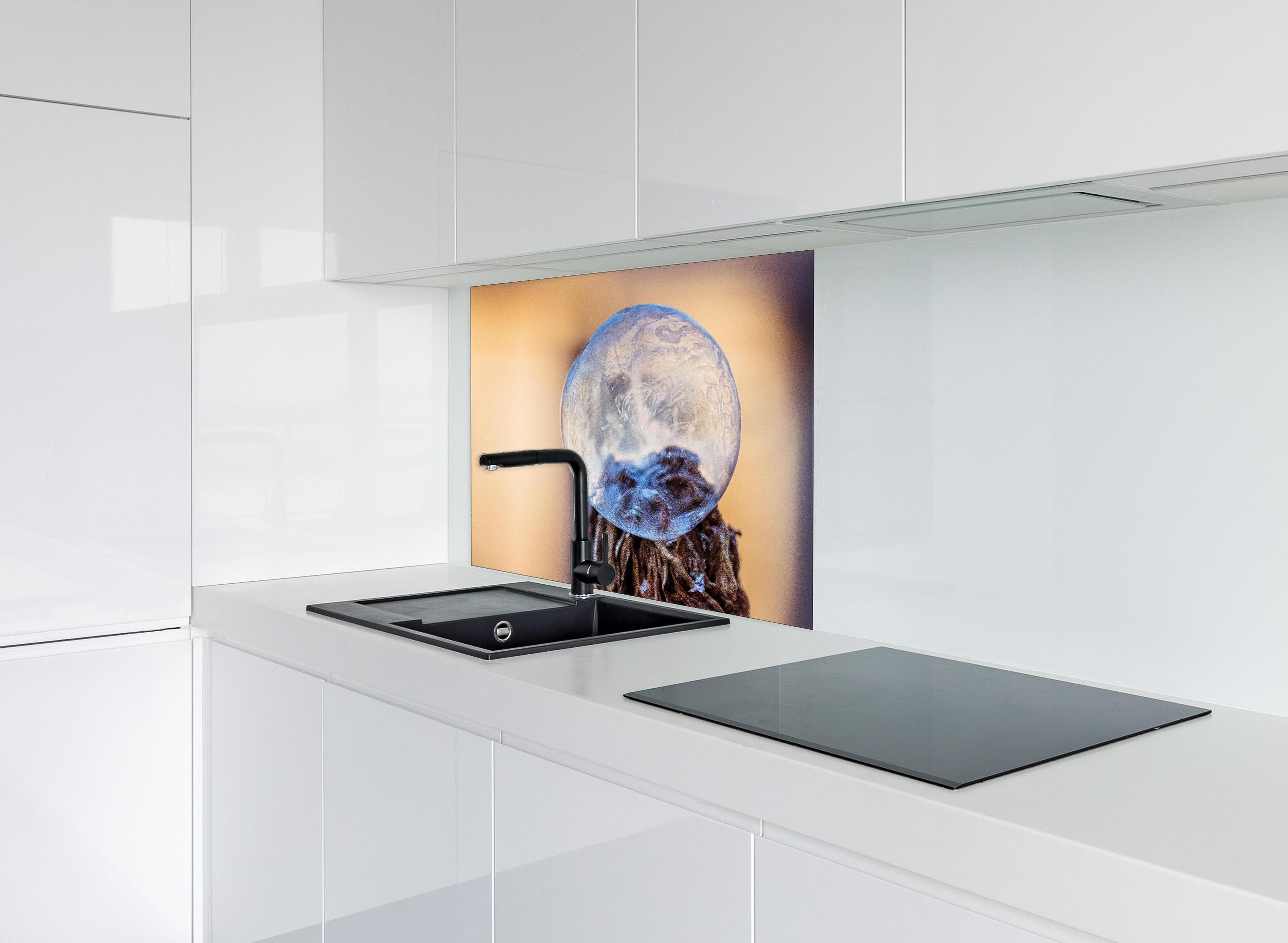 Spritzschutz - Gefrorene Blase Illustration hinter einem Cerankochfeld zwischen Holz-Kochutensilien
