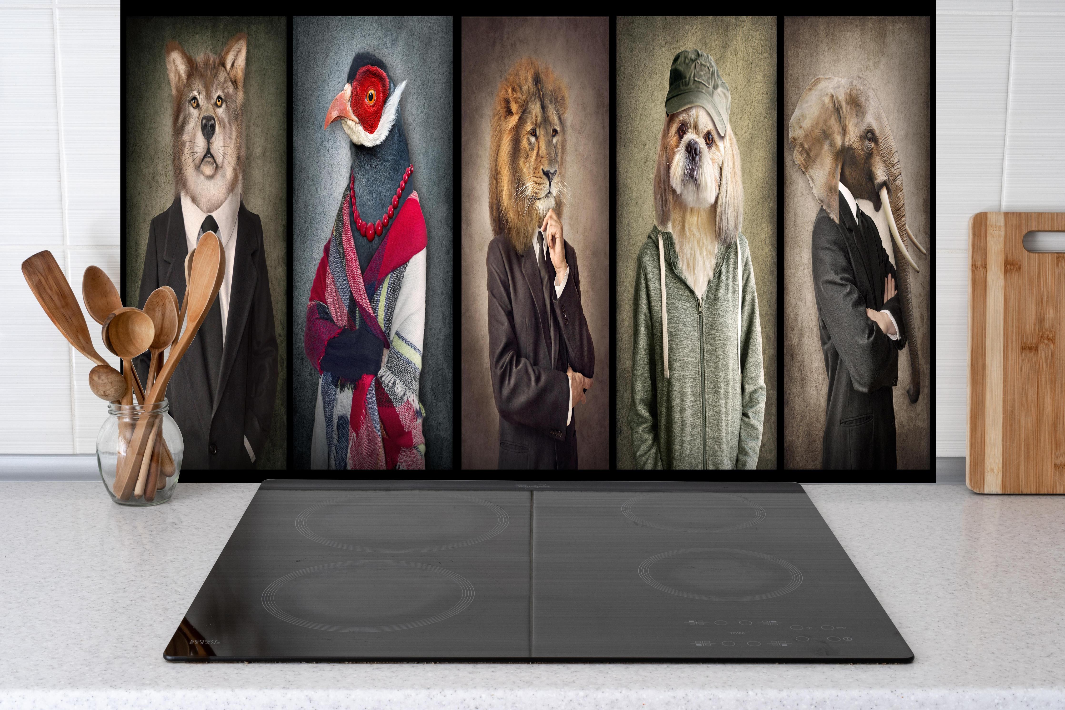 Spritzschutz - Gekleidete Tiere im Vintage-Stil Porträt hinter einem Cerankochfeld zwischen Holz-Kochutensilien
