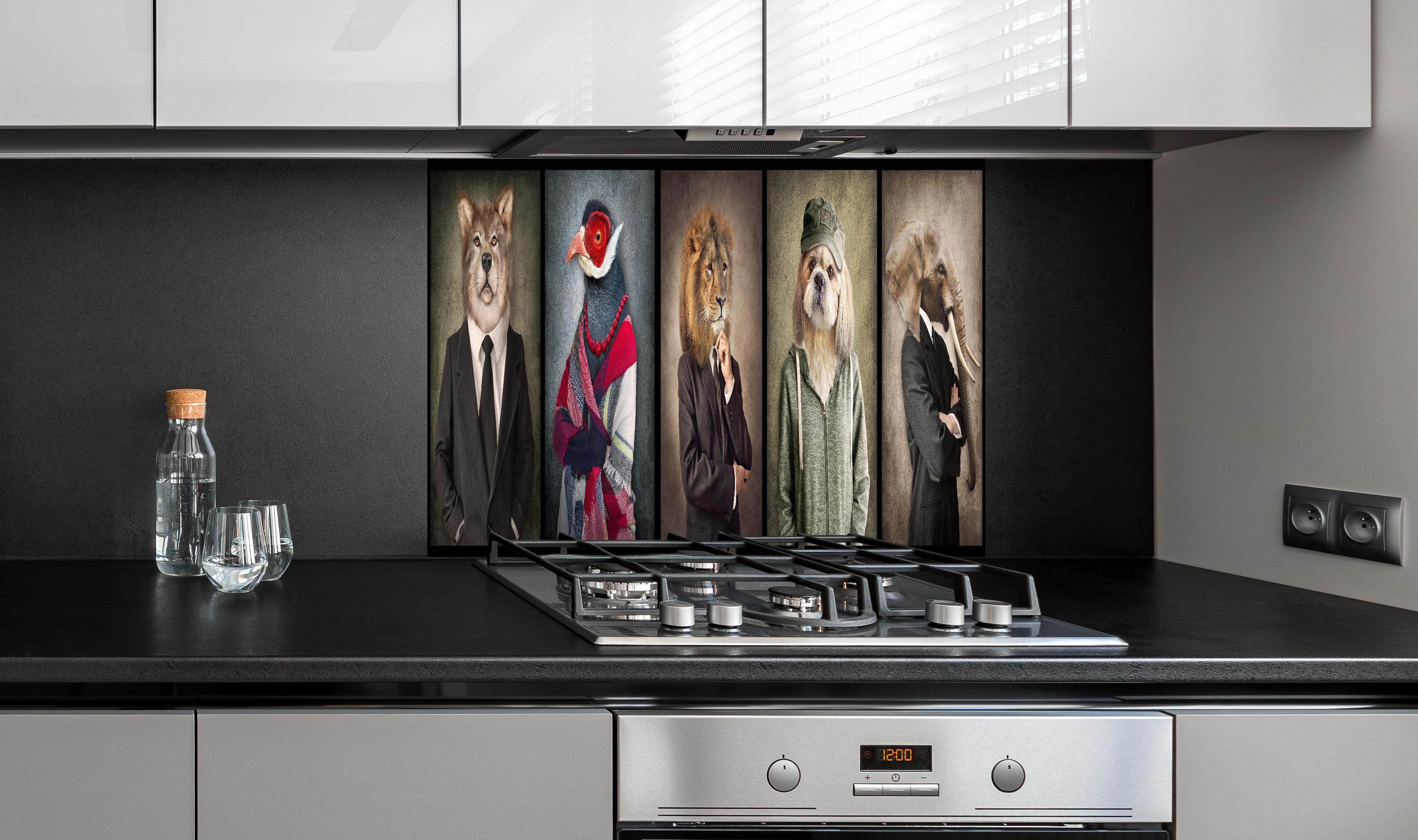 Spritzschutz - Gekleidete Tiere im Vintage-Stil Porträt hinter einem Cerankochfeld zwischen Holz-Kochutensilien
