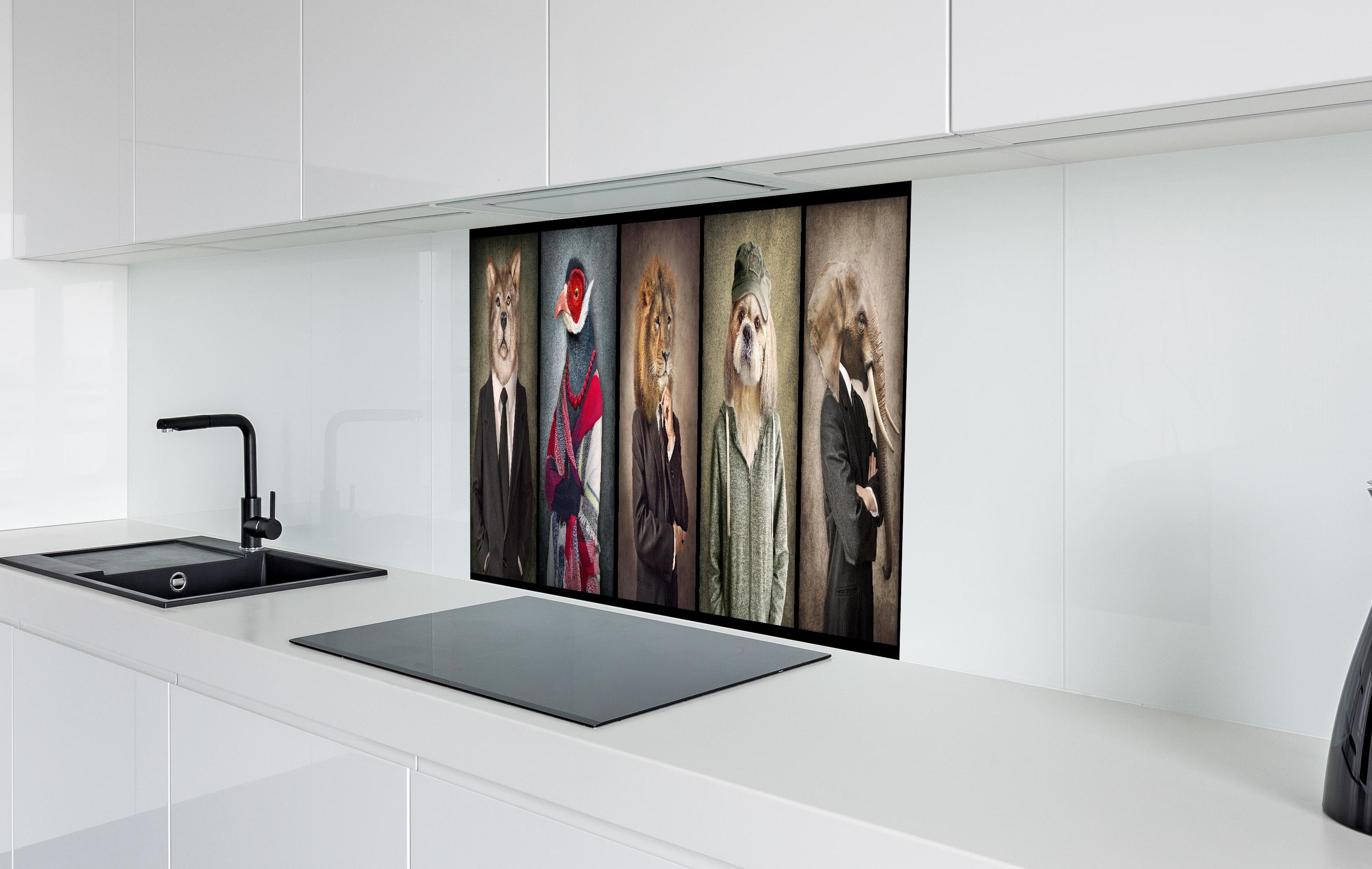 Spritzschutz - Gekleidete Tiere im Vintage-Stil Porträt hinter einem Cerankochfeld zwischen Holz-Kochutensilien
