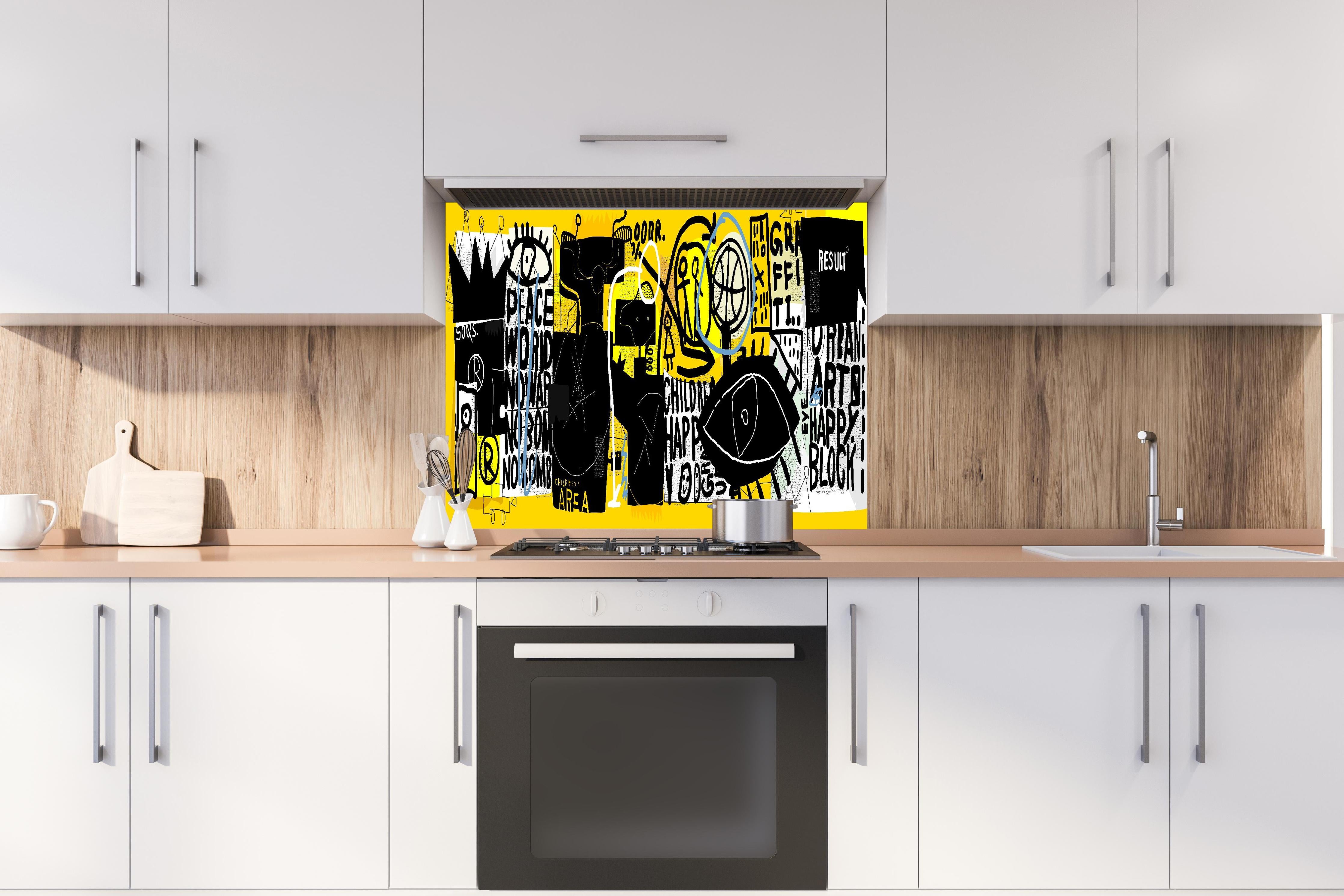 Spritzschutz - Gelb-Schwarze Street Art Illustration hinter einem Cerankochfeld zwischen Holz-Kochutensilien
