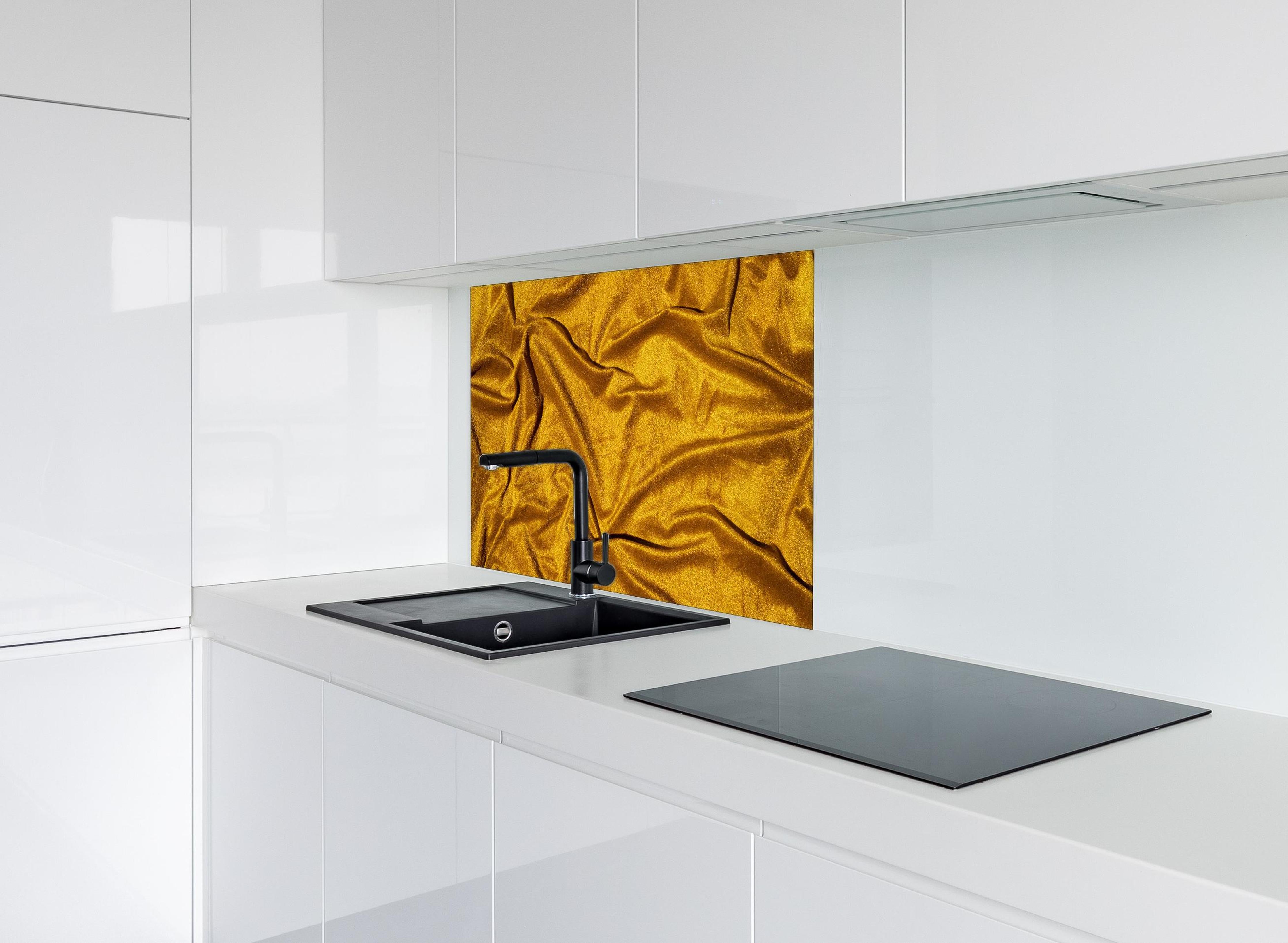 Spritzschutz - Gelbe Satin Seide hinter einem Cerankochfeld zwischen Holz-Kochutensilien
