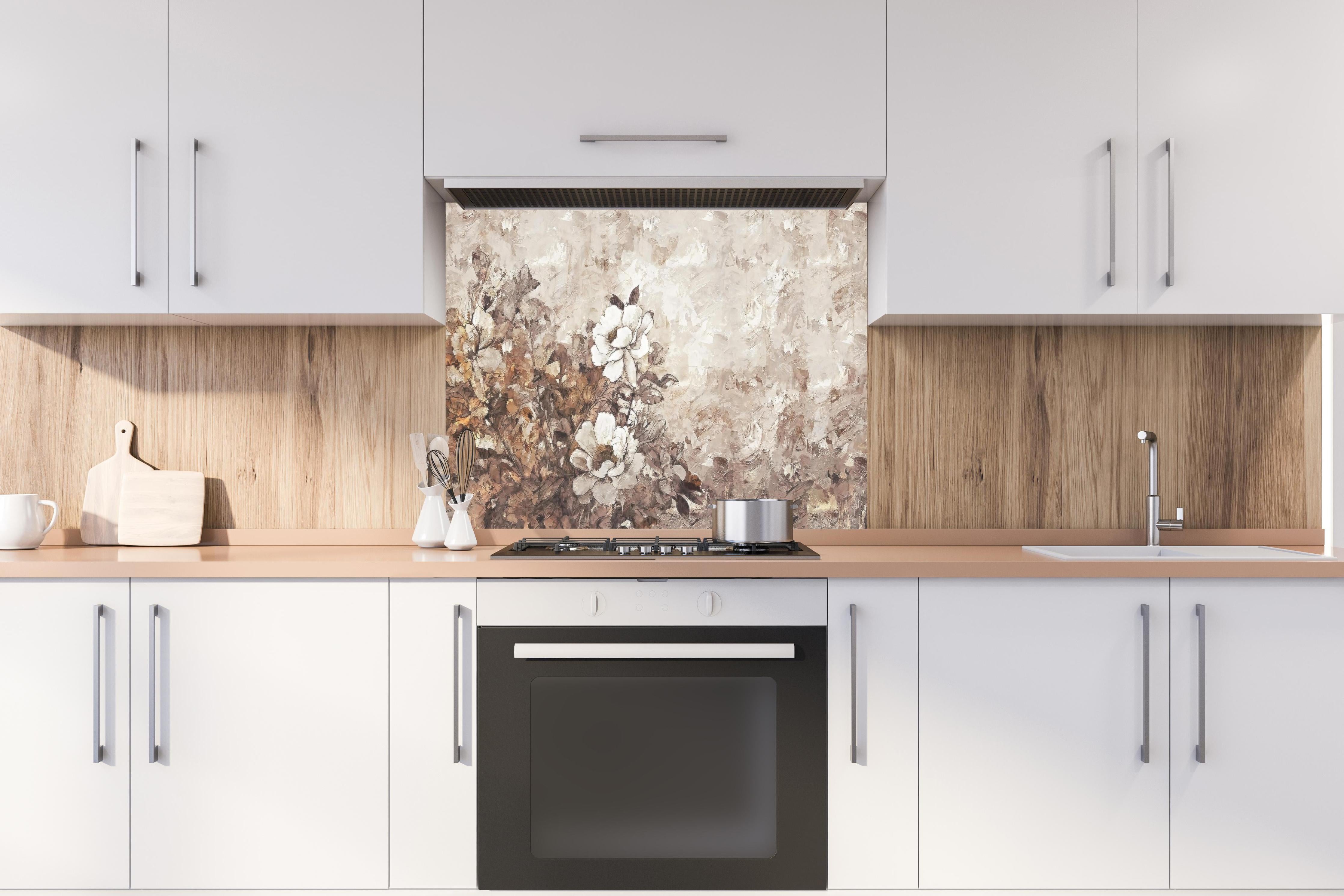 Spritzschutz - Gemälde . weiße Blüten hinter einem Cerankochfeld zwischen Holz-Kochutensilien
