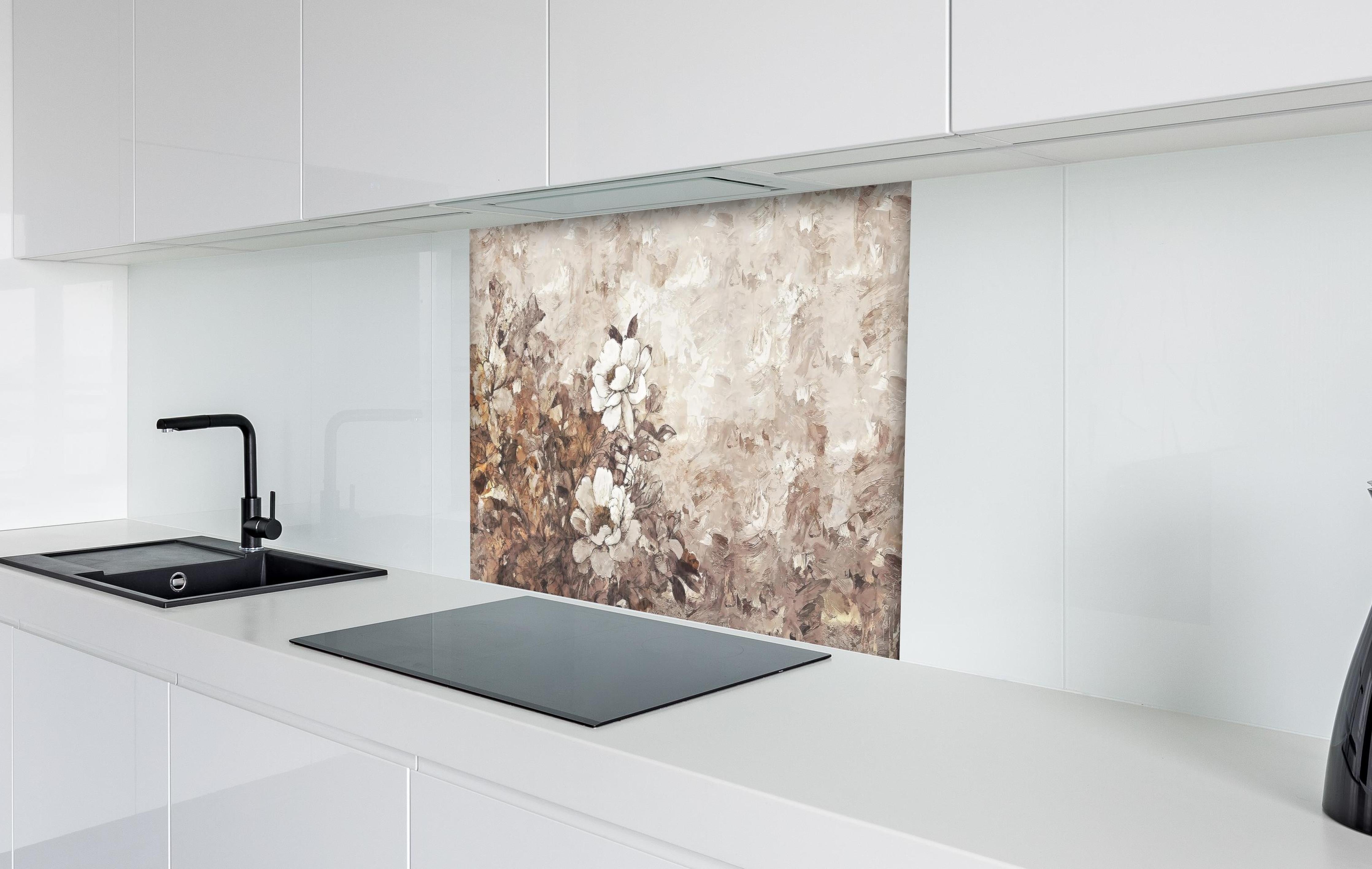 Spritzschutz - Gemälde . weiße Blüten hinter einem Cerankochfeld zwischen Holz-Kochutensilien
