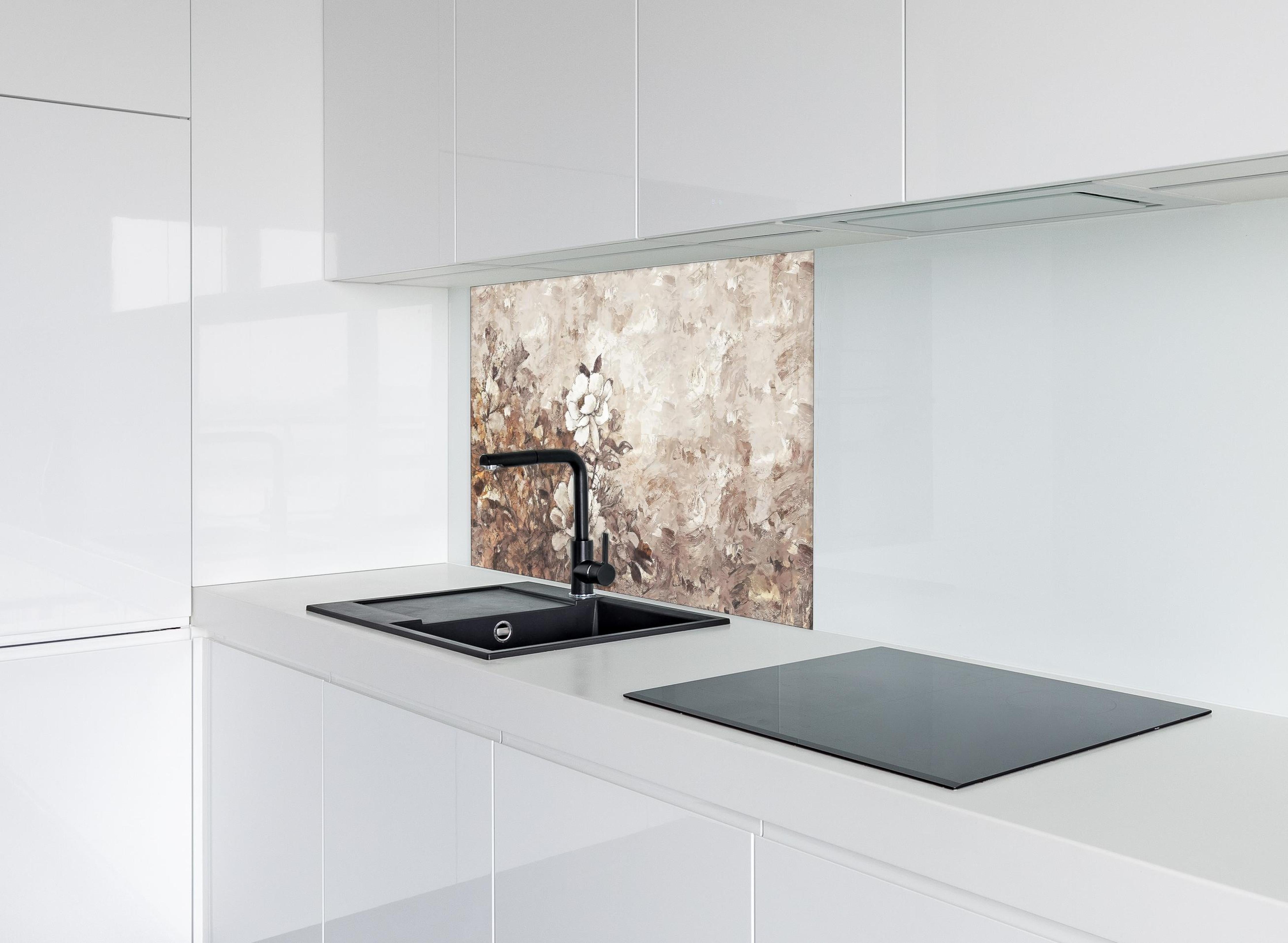 Spritzschutz - Gemälde . weiße Blüten hinter einem Cerankochfeld zwischen Holz-Kochutensilien
