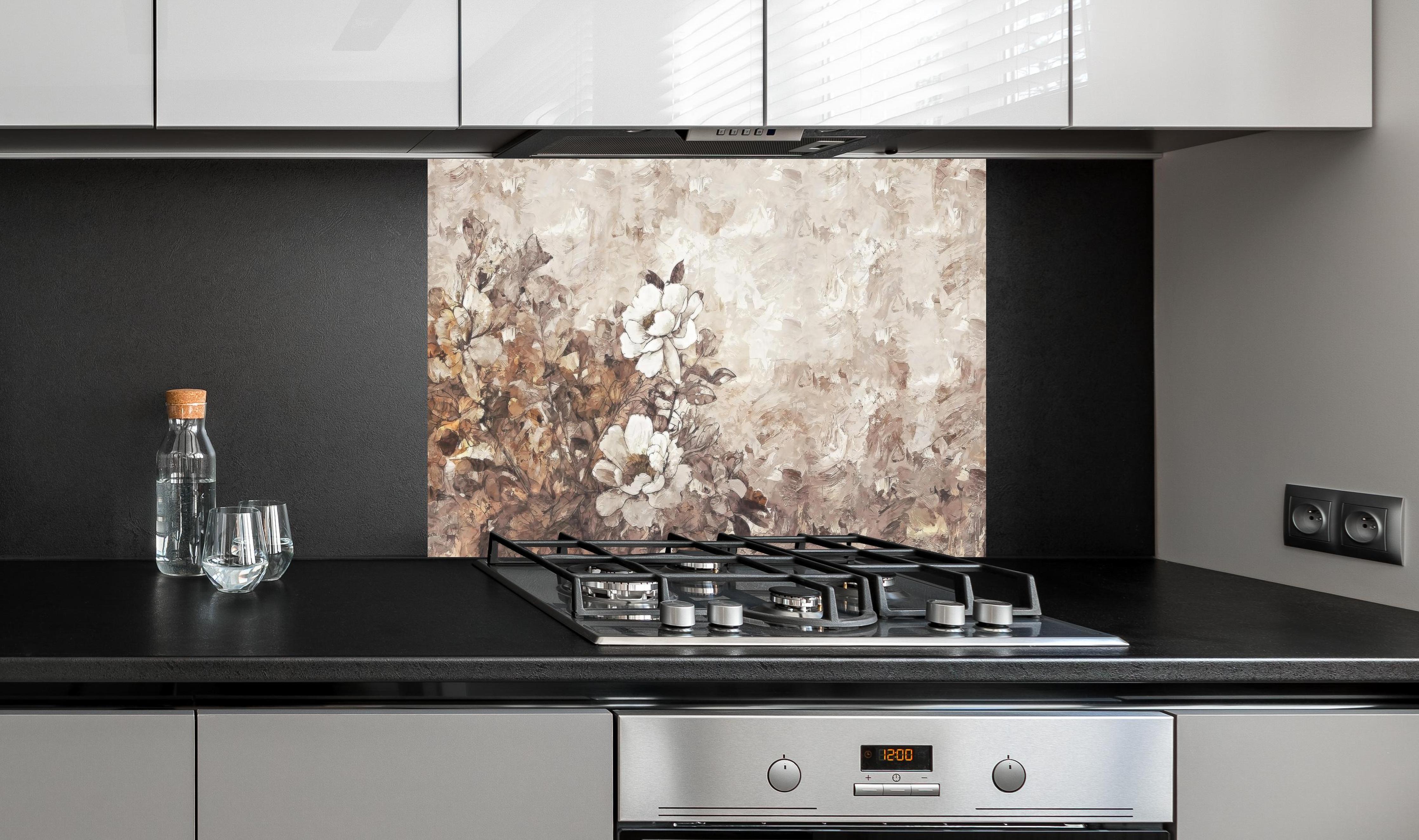 Spritzschutz - Gemälde . weiße Blüten hinter einem Cerankochfeld zwischen Holz-Kochutensilien
