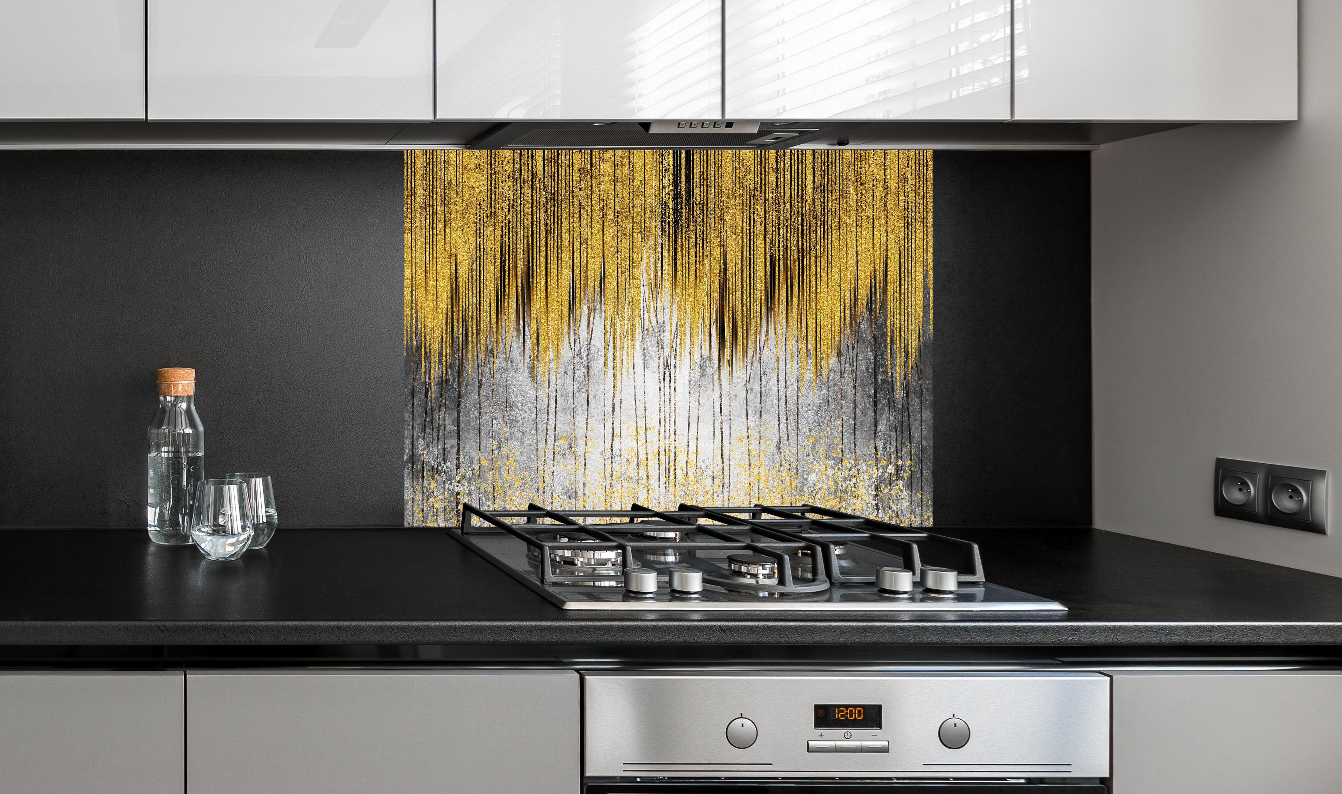 Spritzschutz - Geode Resin Art mit goldenen Linien hinter einem Cerankochfeld zwischen Holz-Kochutensilien
