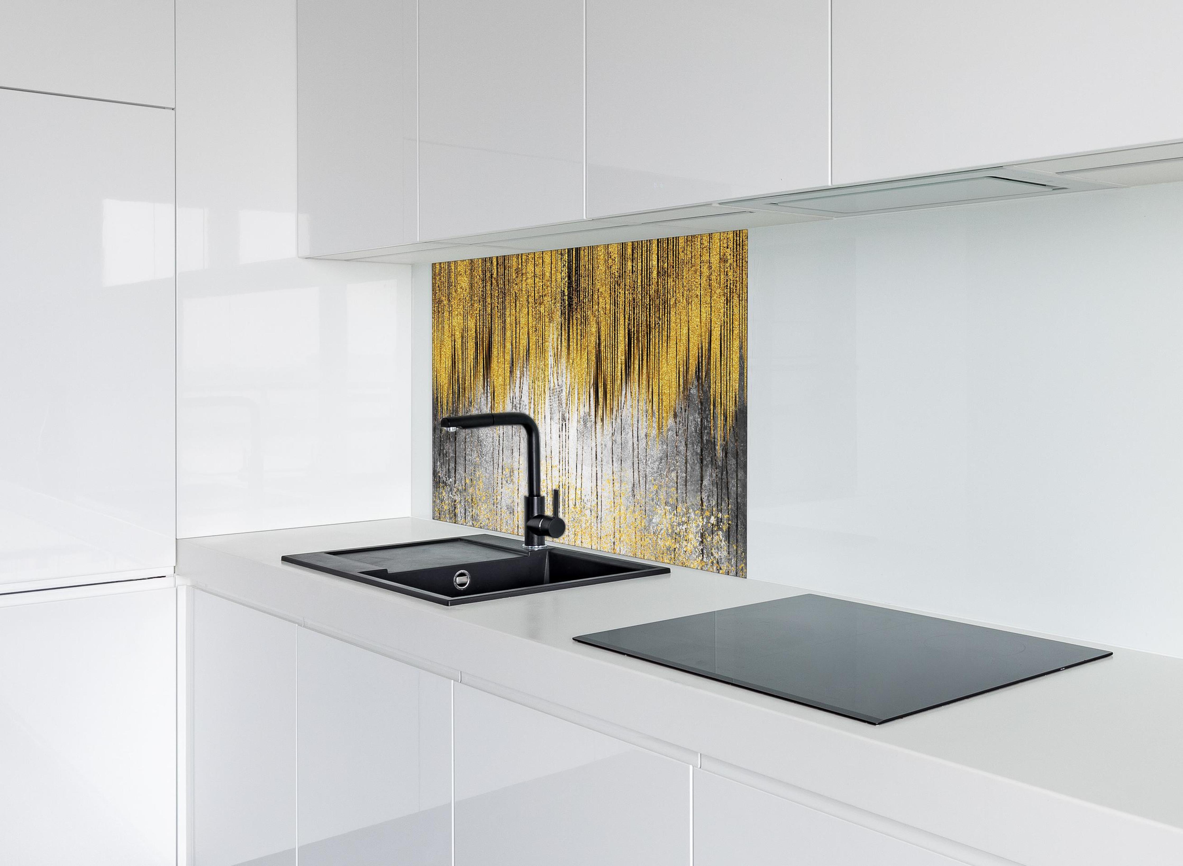 Spritzschutz - Geode Resin Art mit goldenen Linien hinter einem Cerankochfeld zwischen Holz-Kochutensilien
