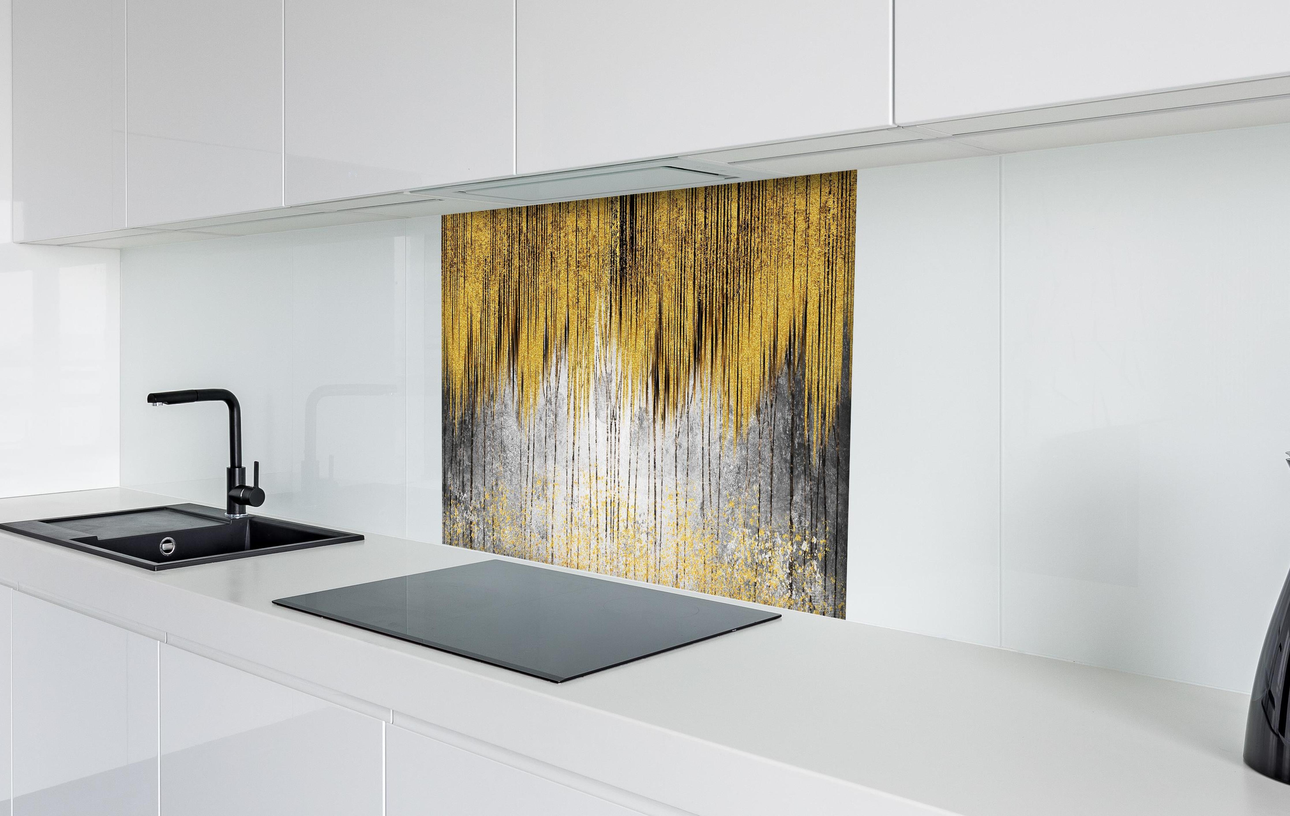 Spritzschutz - Geode Resin Art mit goldenen Linien hinter einem Cerankochfeld zwischen Holz-Kochutensilien
