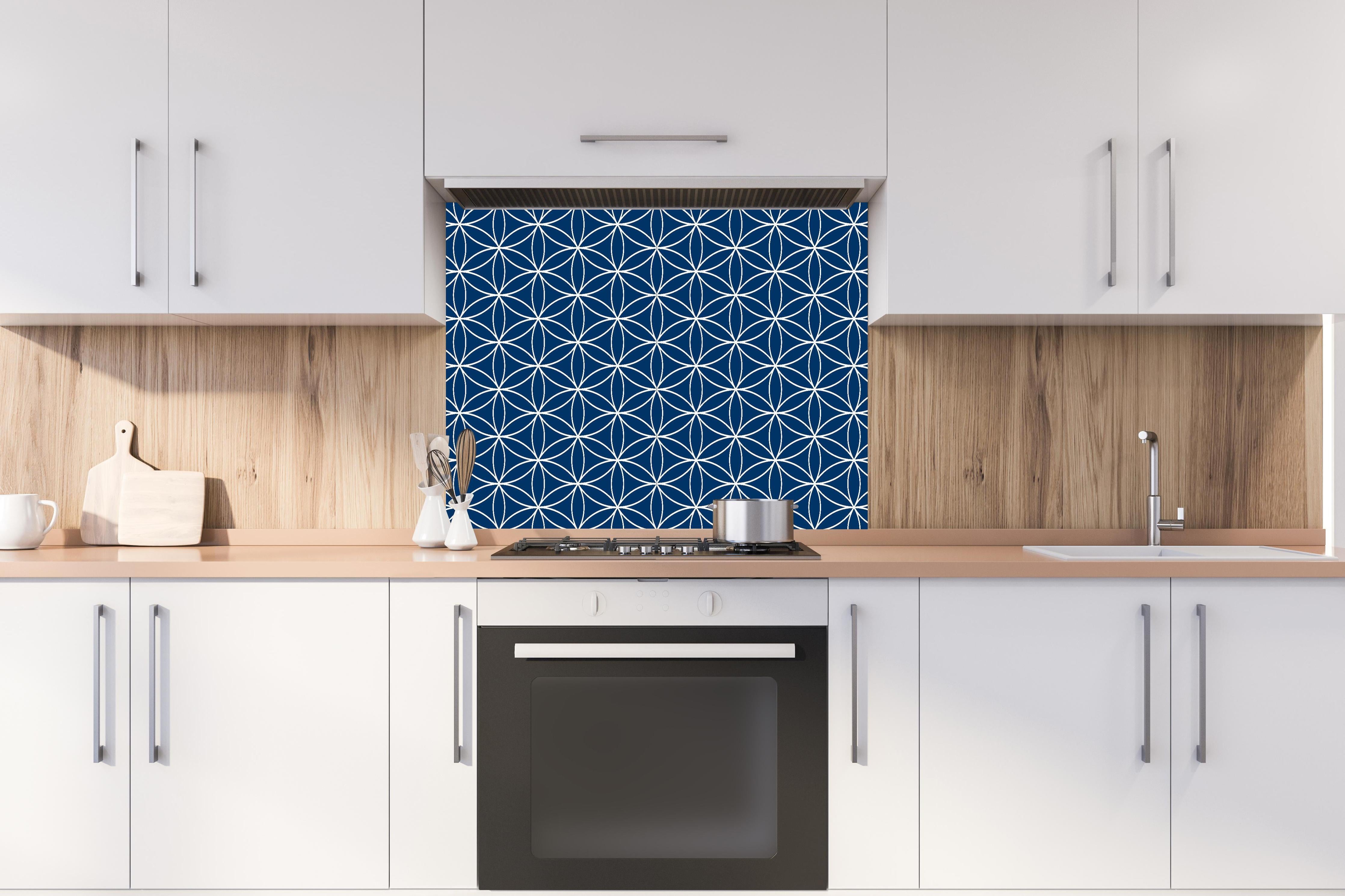 Spritzschutz - Geometrica Fiori Blu notte hinter einem Cerankochfeld zwischen Holz-Kochutensilien
