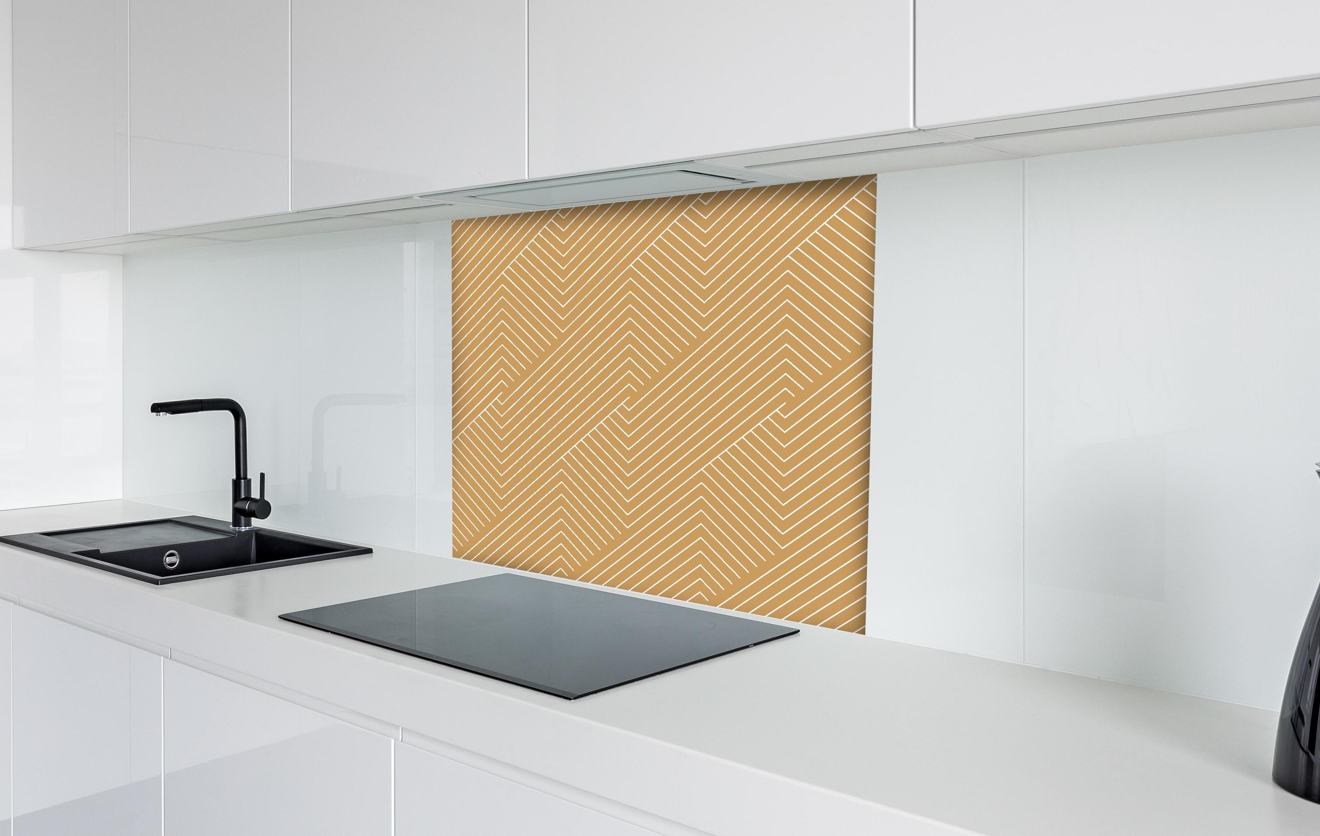 Spritzschutz - Geometrica Intreccio Ocra hinter einem Cerankochfeld zwischen Holz-Kochutensilien
