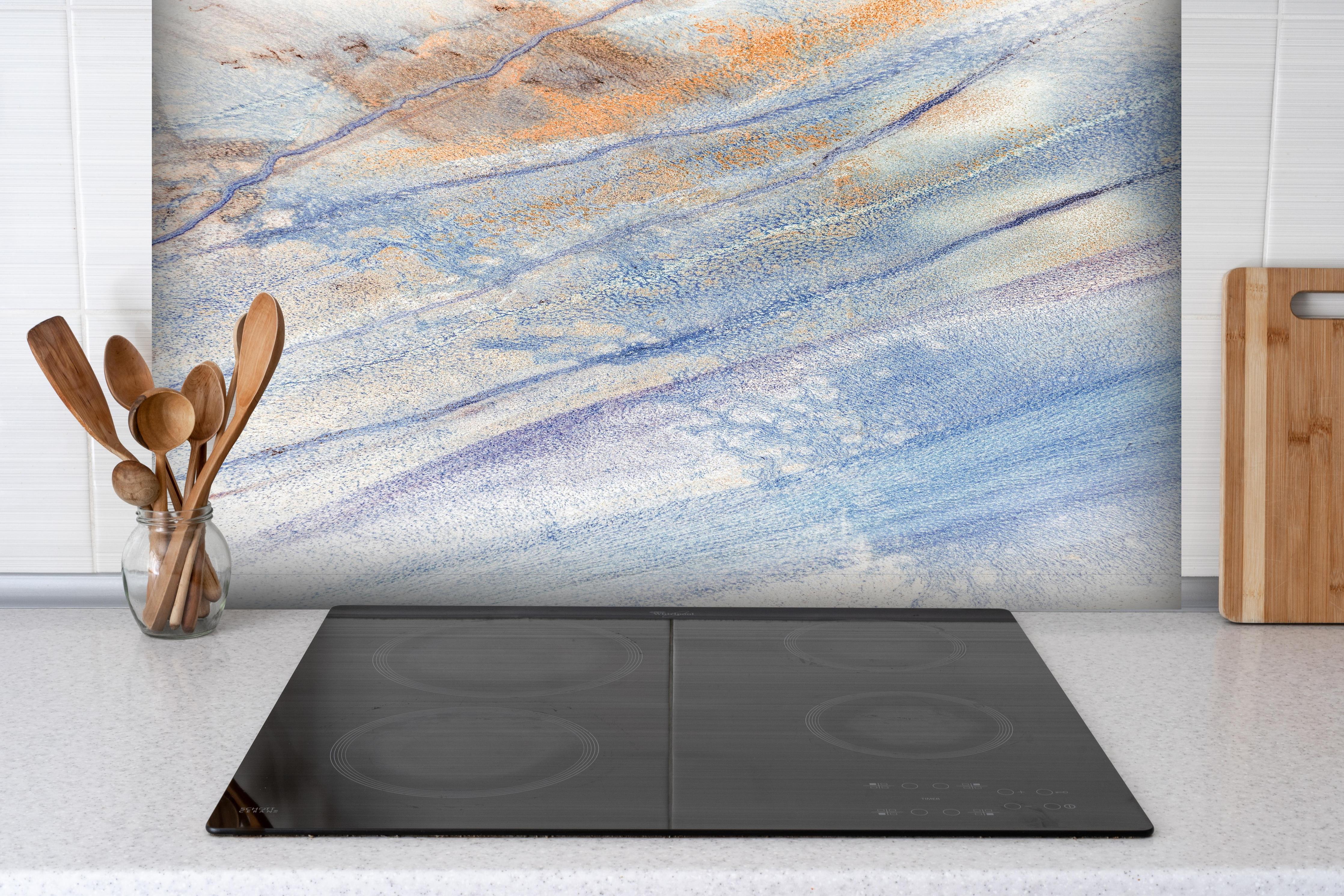 Spritzschutz - Geometrische Architektur Rot und Weiß hinter einem Cerankochfeld zwischen Holz-Kochutensilien
