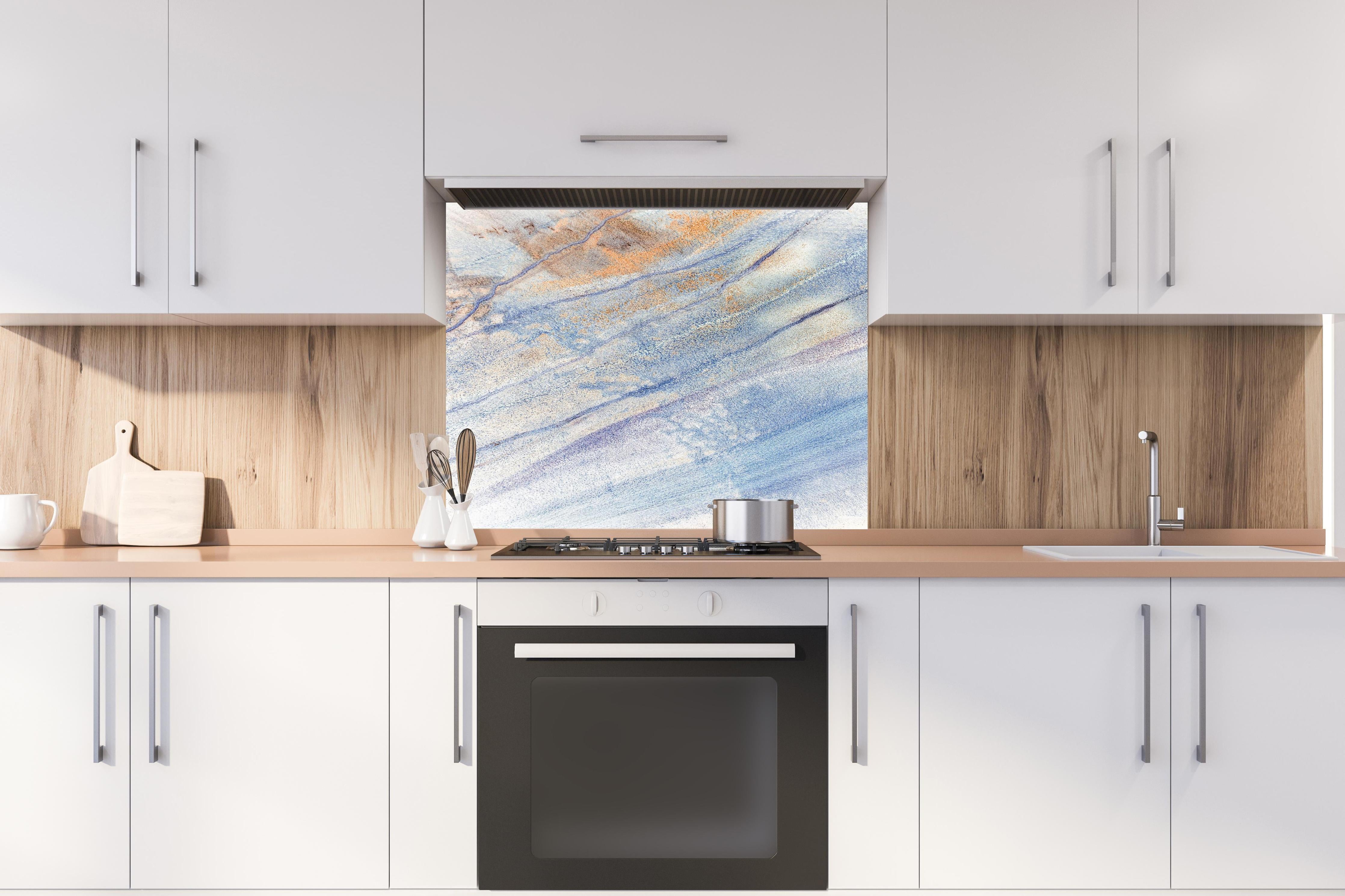 Spritzschutz - Geometrische Architektur Rot und Weiß hinter einem Cerankochfeld zwischen Holz-Kochutensilien
