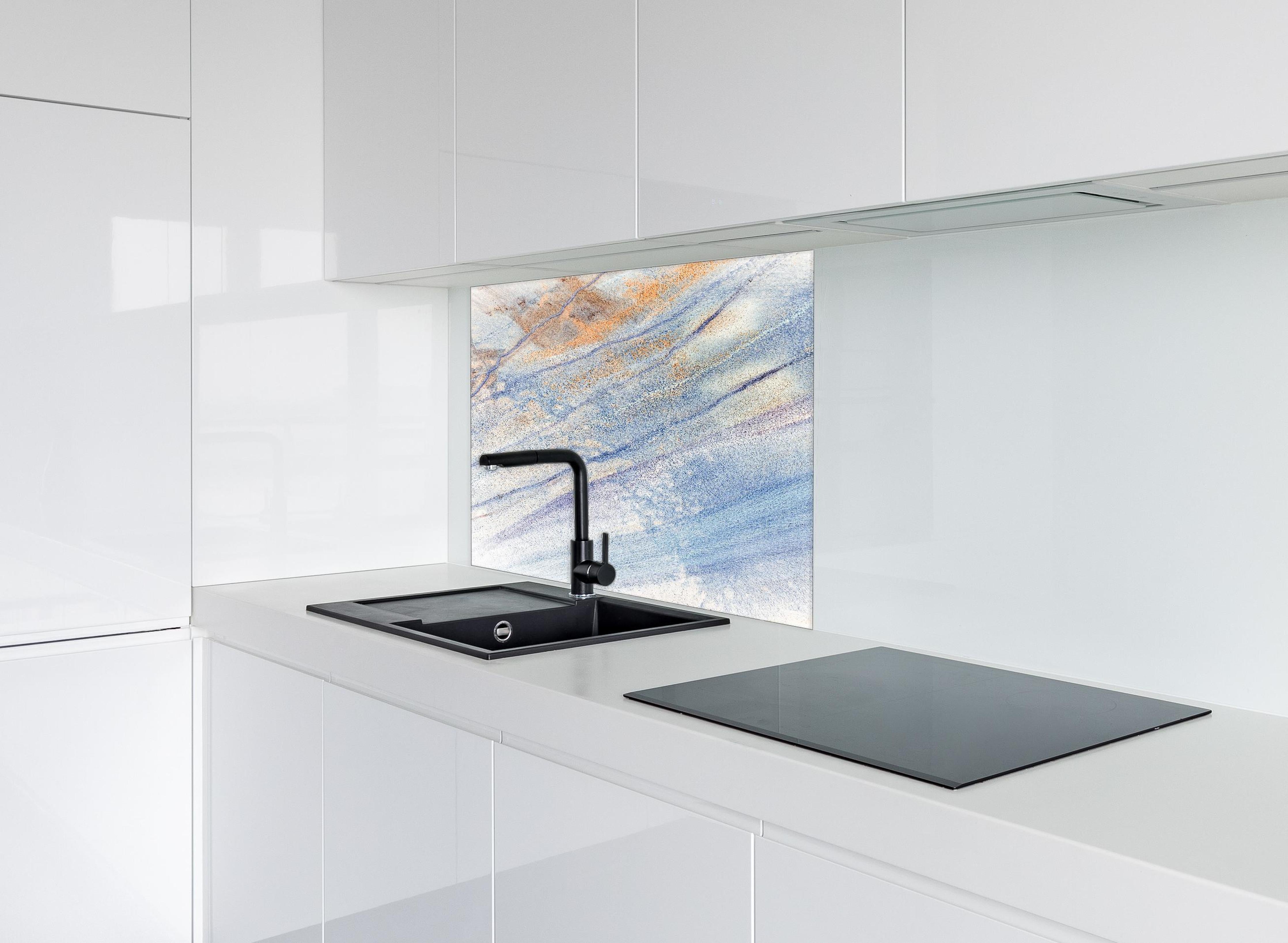 Spritzschutz - Geometrische Architektur Rot und Weiß hinter einem Cerankochfeld zwischen Holz-Kochutensilien
