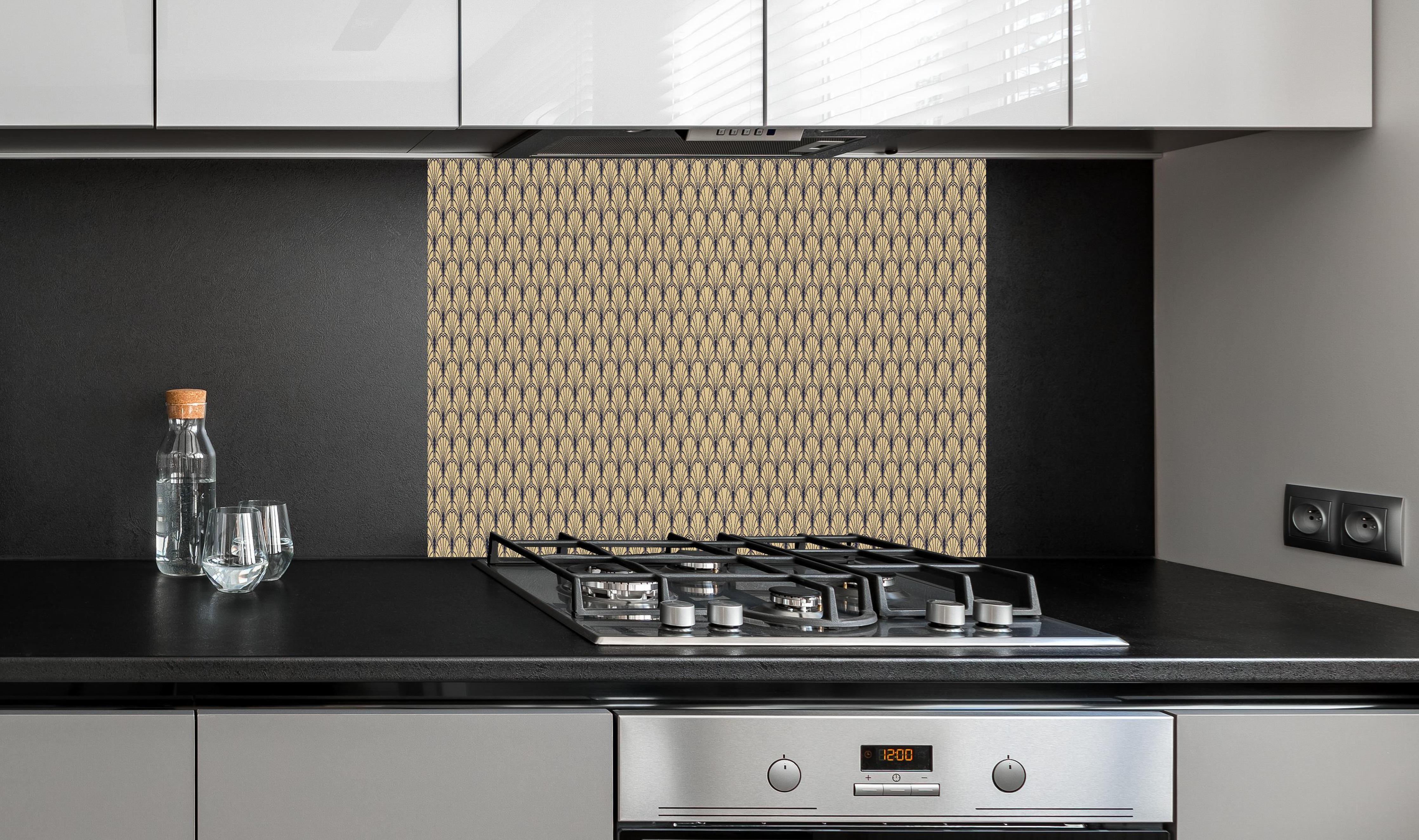 Spritzschutz - Geometrische Beige-Braune Webmuster hinter einem Cerankochfeld zwischen Holz-Kochutensilien
