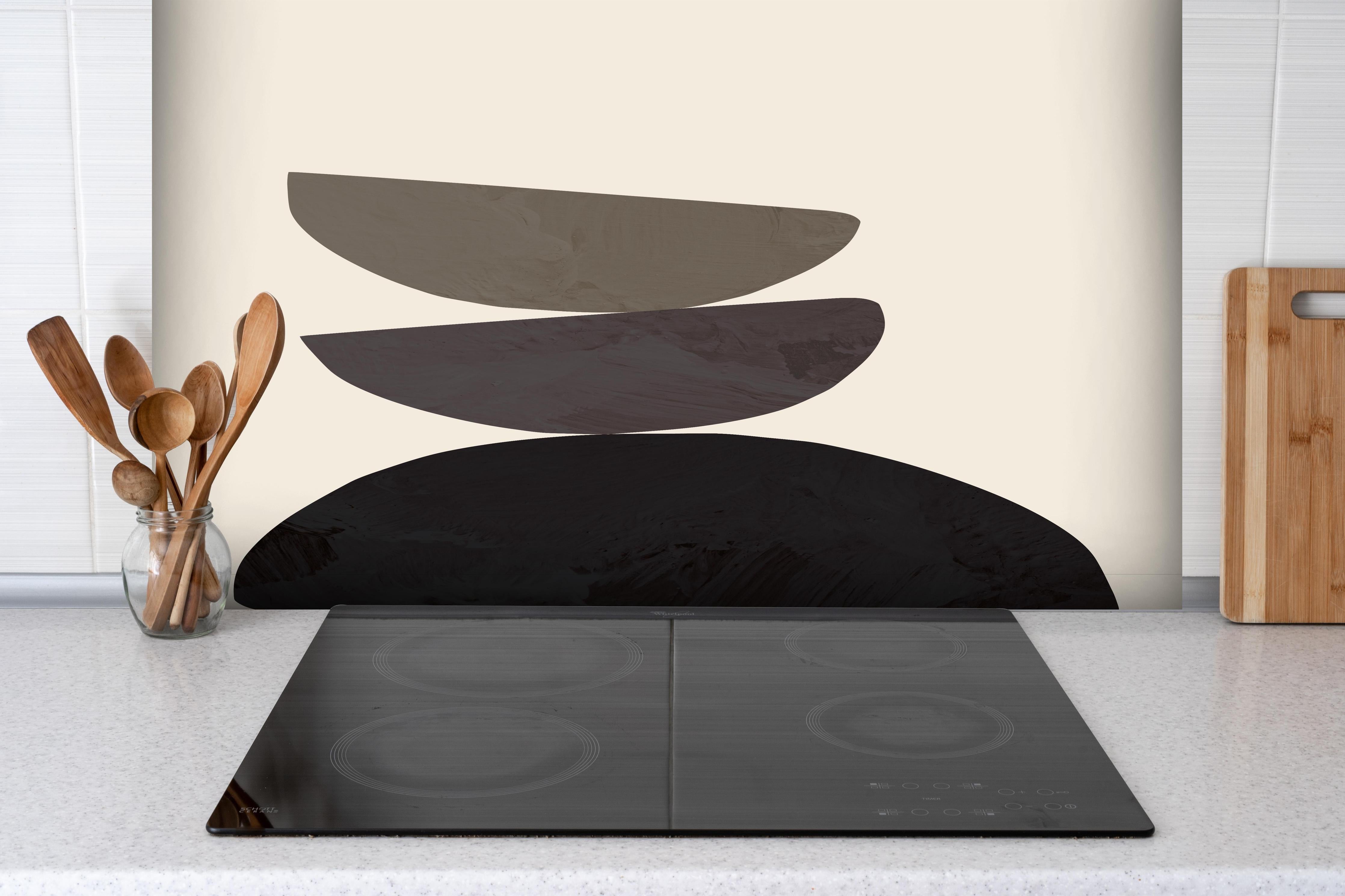 Spritzschutz - Geometrische Formen balancierend - Abstraktion hinter einem Cerankochfeld zwischen Holz-Kochutensilien
