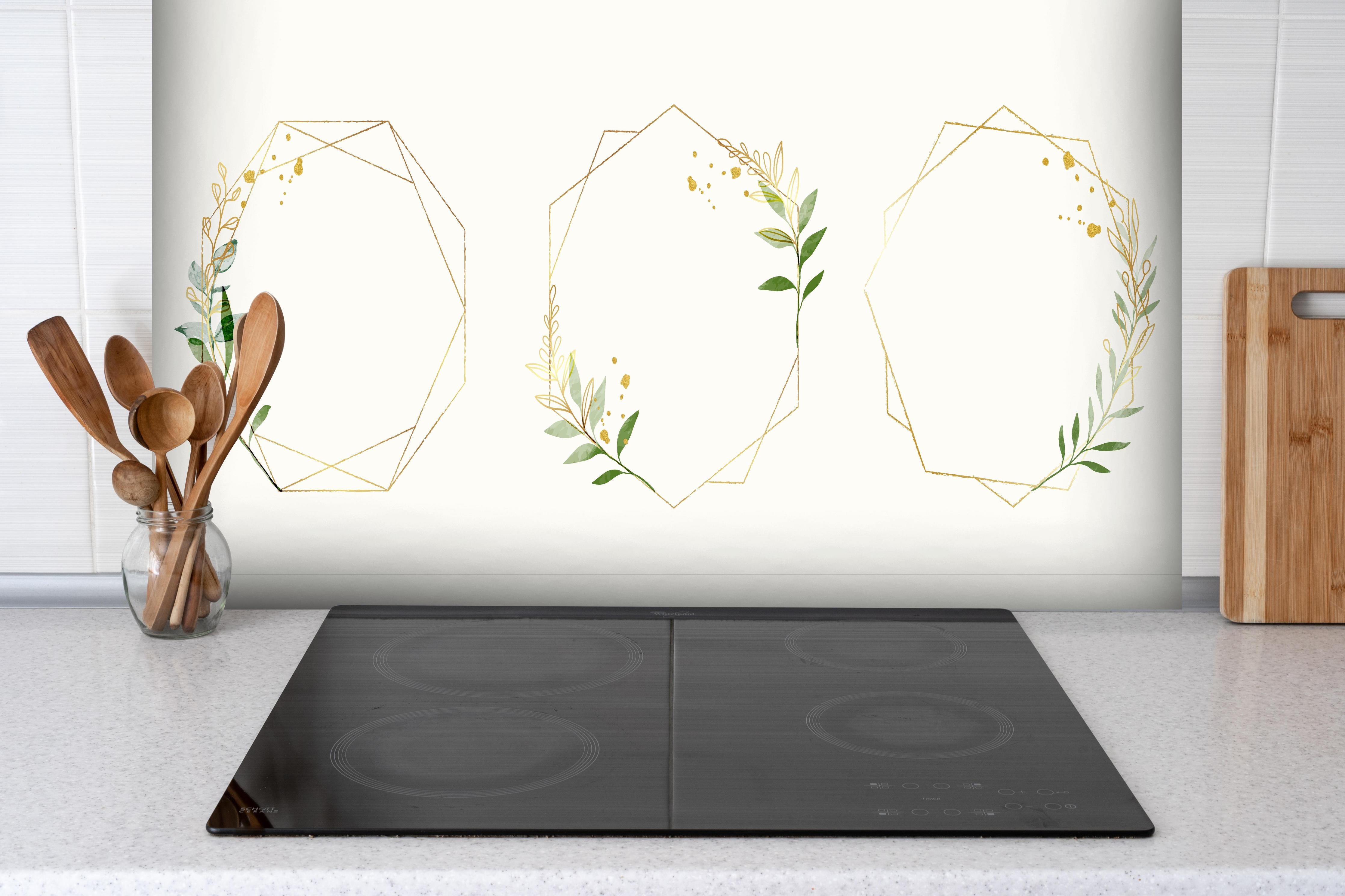 Spritzschutz - Geometrische Hexagon Blumenrahmen Illustrationen hinter einem Cerankochfeld zwischen Holz-Kochutensilien
