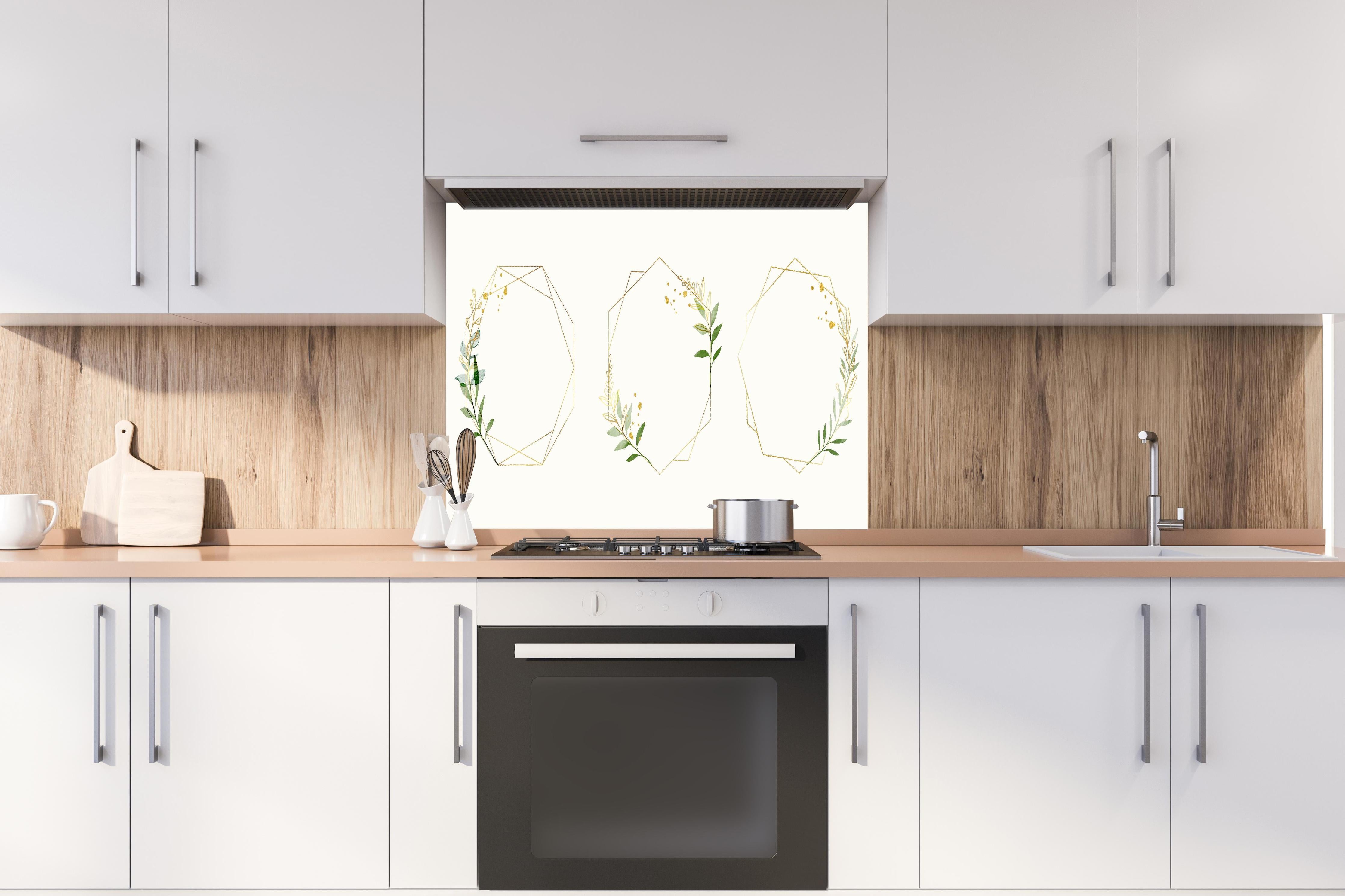 Spritzschutz - Geometrische Hexagon Blumenrahmen Illustrationen hinter einem Cerankochfeld zwischen Holz-Kochutensilien
