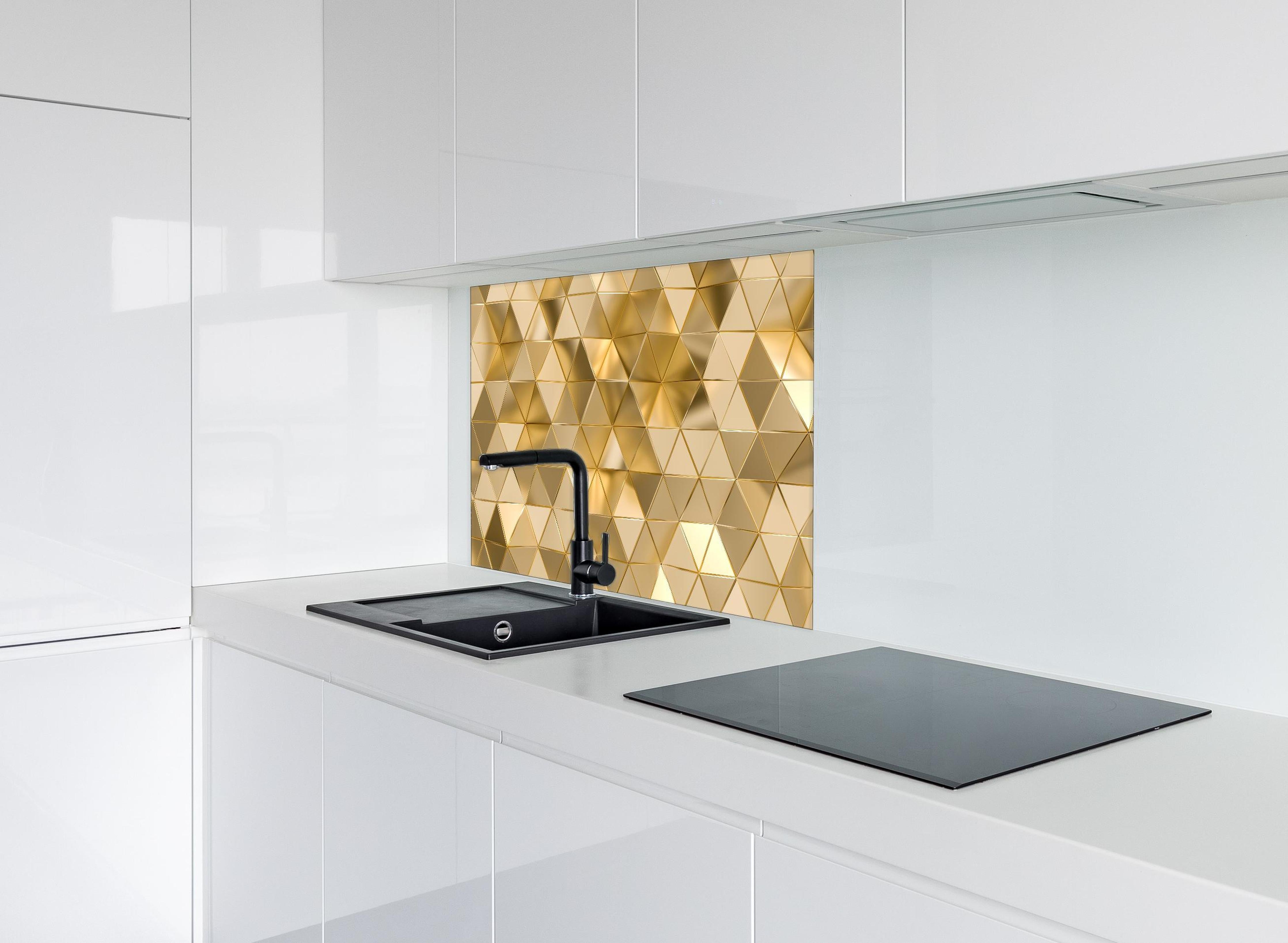 Spritzschutz - Geometrisches Gold Dreieck Polygon-Design hinter einem Cerankochfeld zwischen Holz-Kochutensilien
