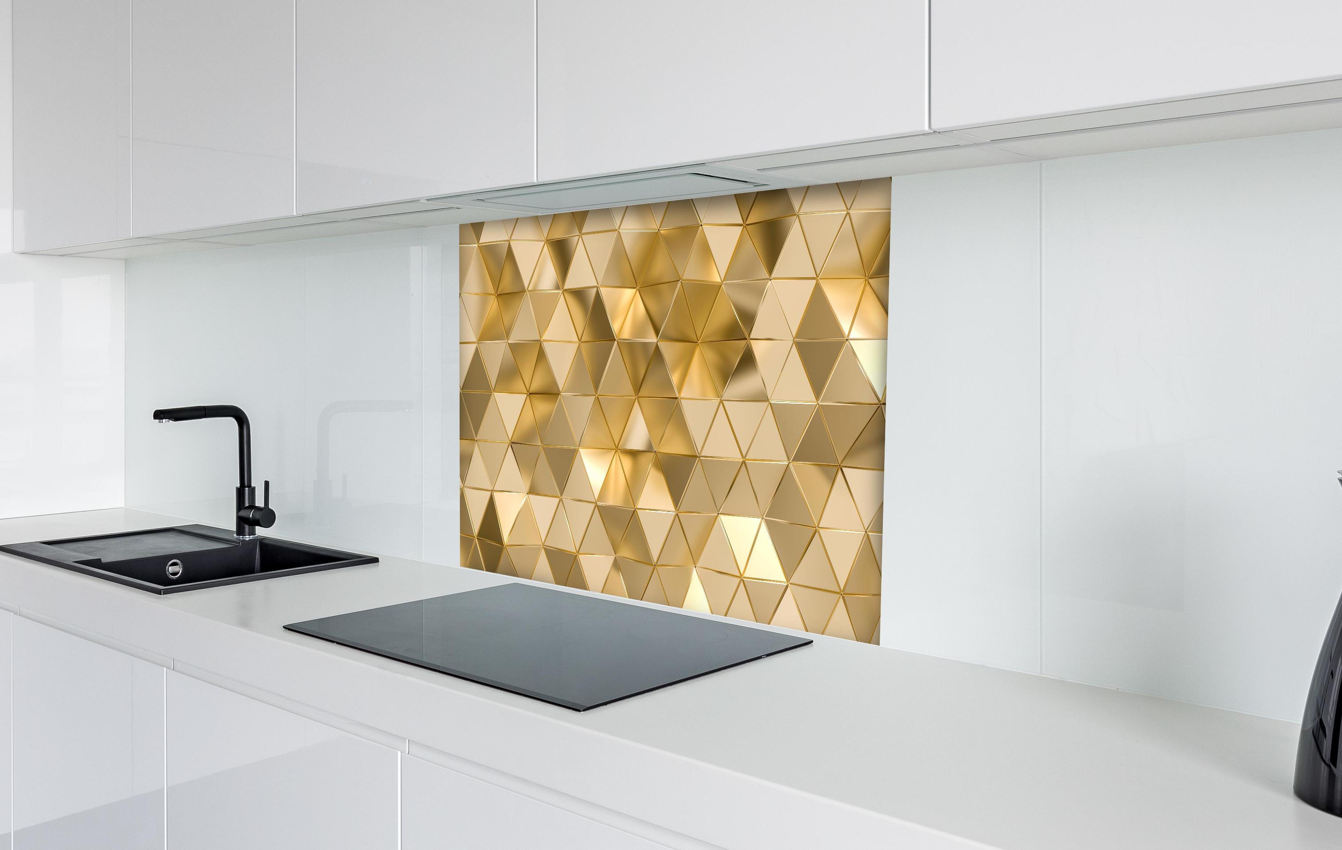 Spritzschutz - Geometrisches Gold Dreieck Polygon-Design hinter einem Cerankochfeld zwischen Holz-Kochutensilien
