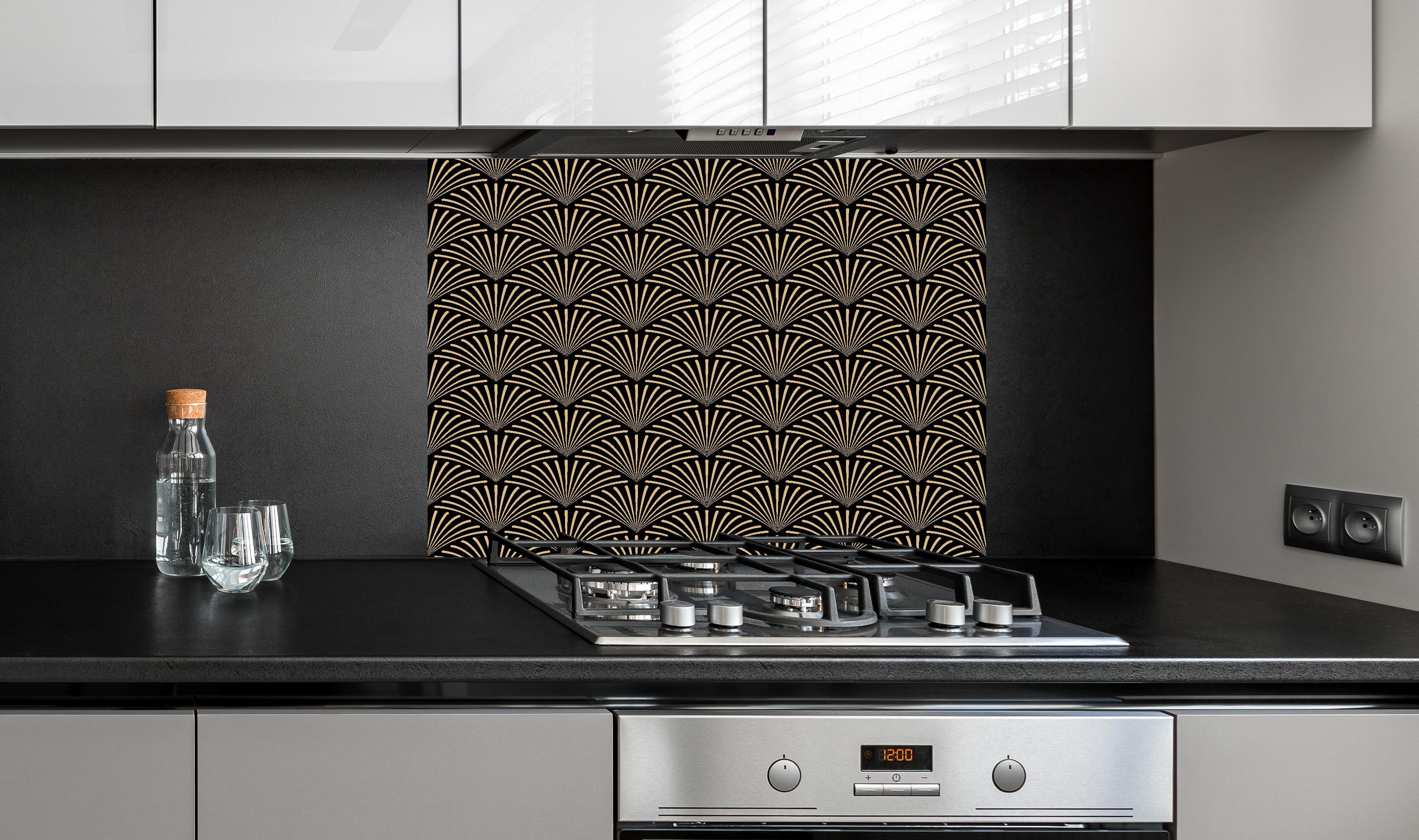 Spritzschutz - Geometrisches Gold-Schwarzes Art Déco Design hinter einem Cerankochfeld zwischen Holz-Kochutensilien
