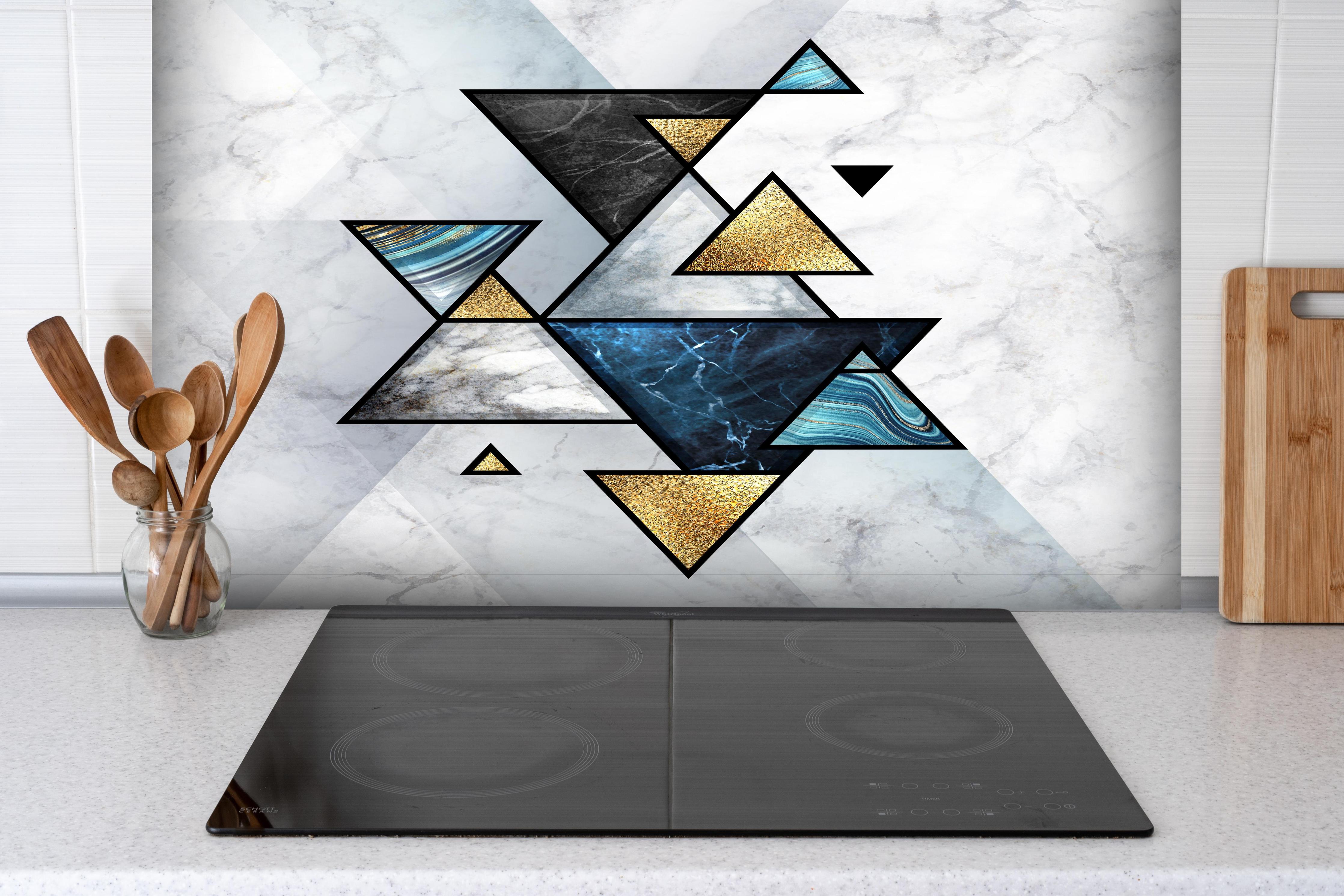Spritzschutz - Geometrisches Marmor Mosaik Kunstwerk hinter einem Cerankochfeld zwischen Holz-Kochutensilien
