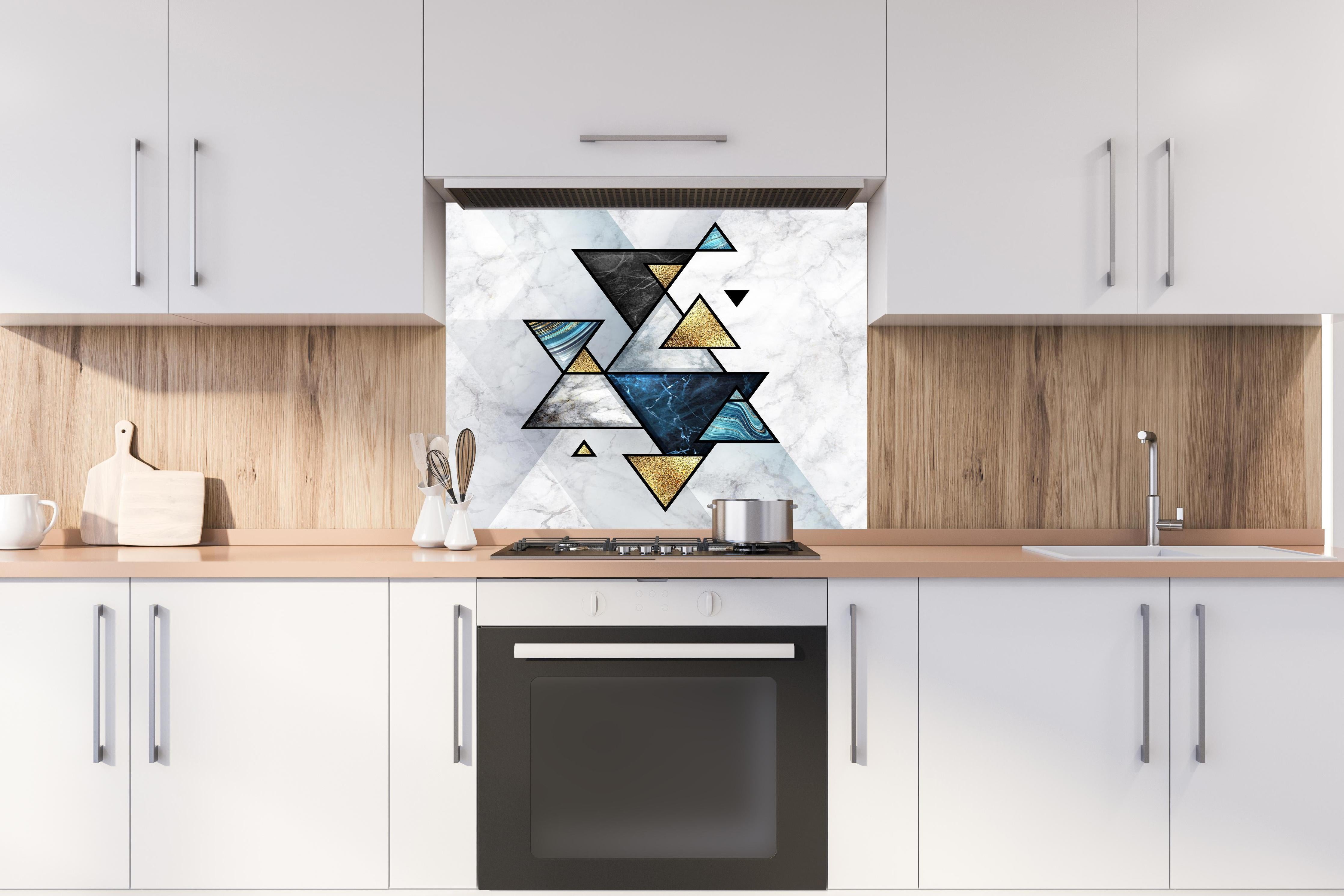 Spritzschutz - Geometrisches Marmor Mosaik Kunstwerk hinter einem Cerankochfeld zwischen Holz-Kochutensilien

