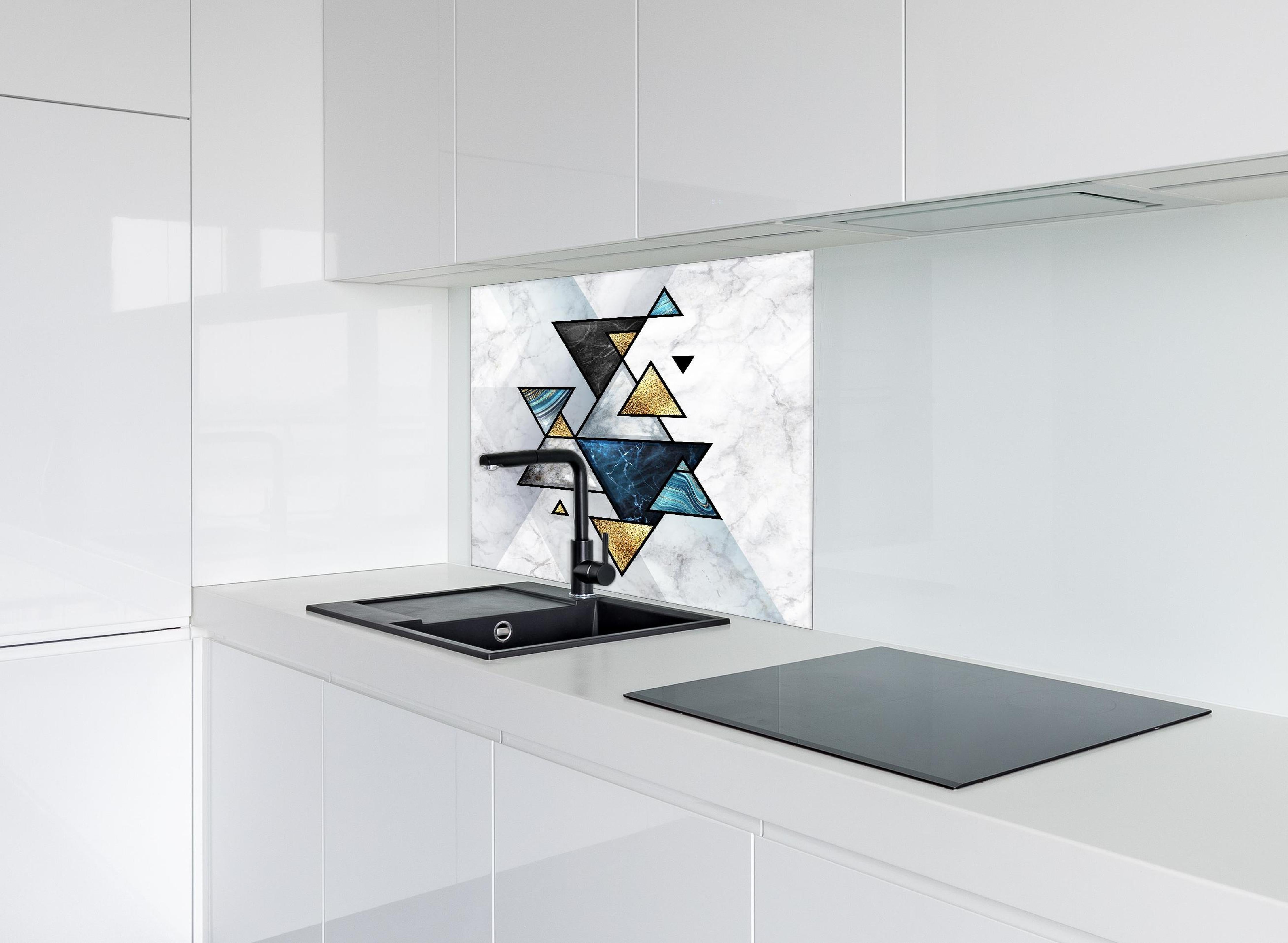 Spritzschutz - Geometrisches Marmor Mosaik Kunstwerk hinter einem Cerankochfeld zwischen Holz-Kochutensilien
