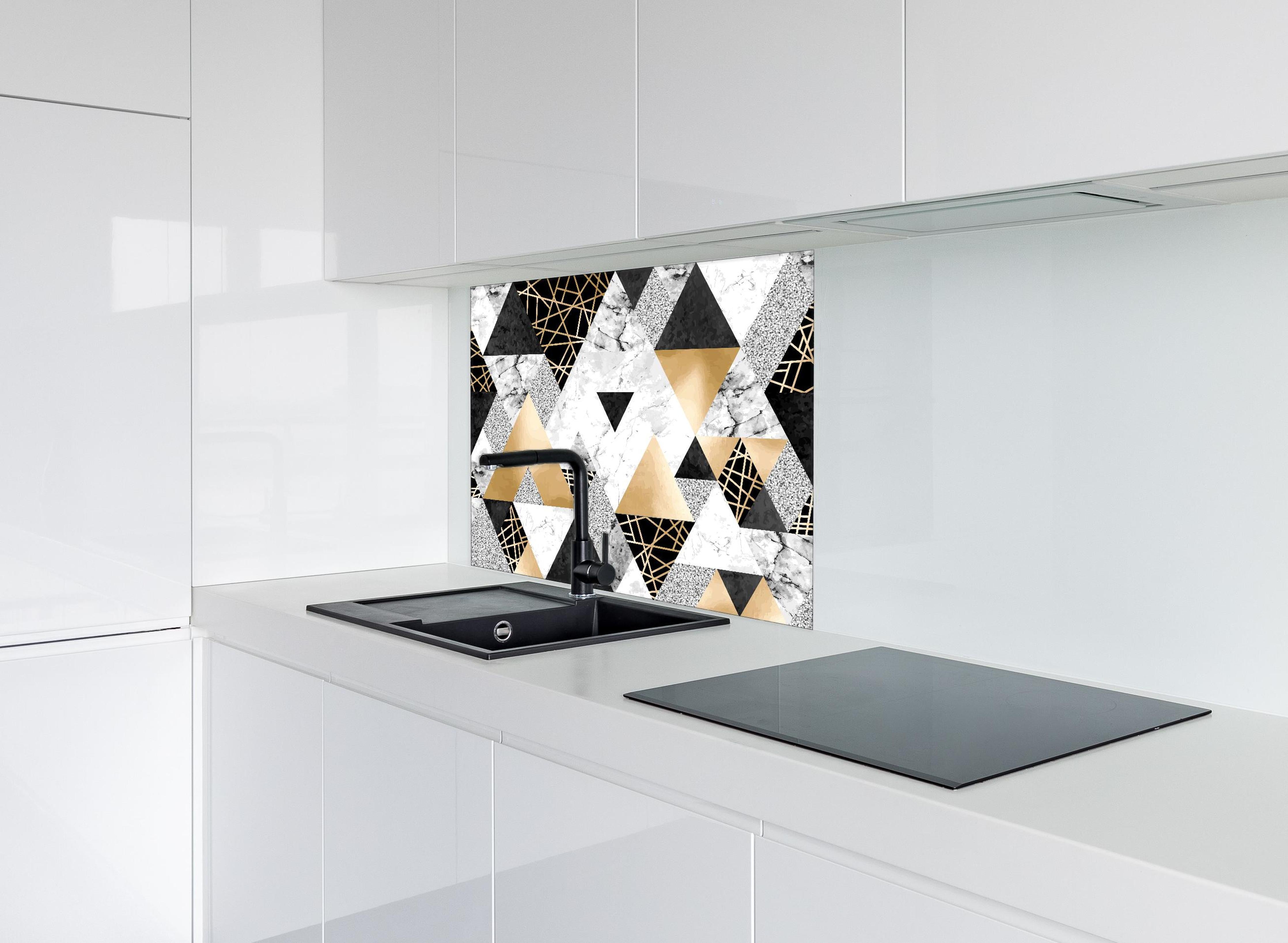 Spritzschutz - Geometrisches Muster in Gold, Schwarz und Weiß hinter einem Cerankochfeld zwischen Holz-Kochutensilien
