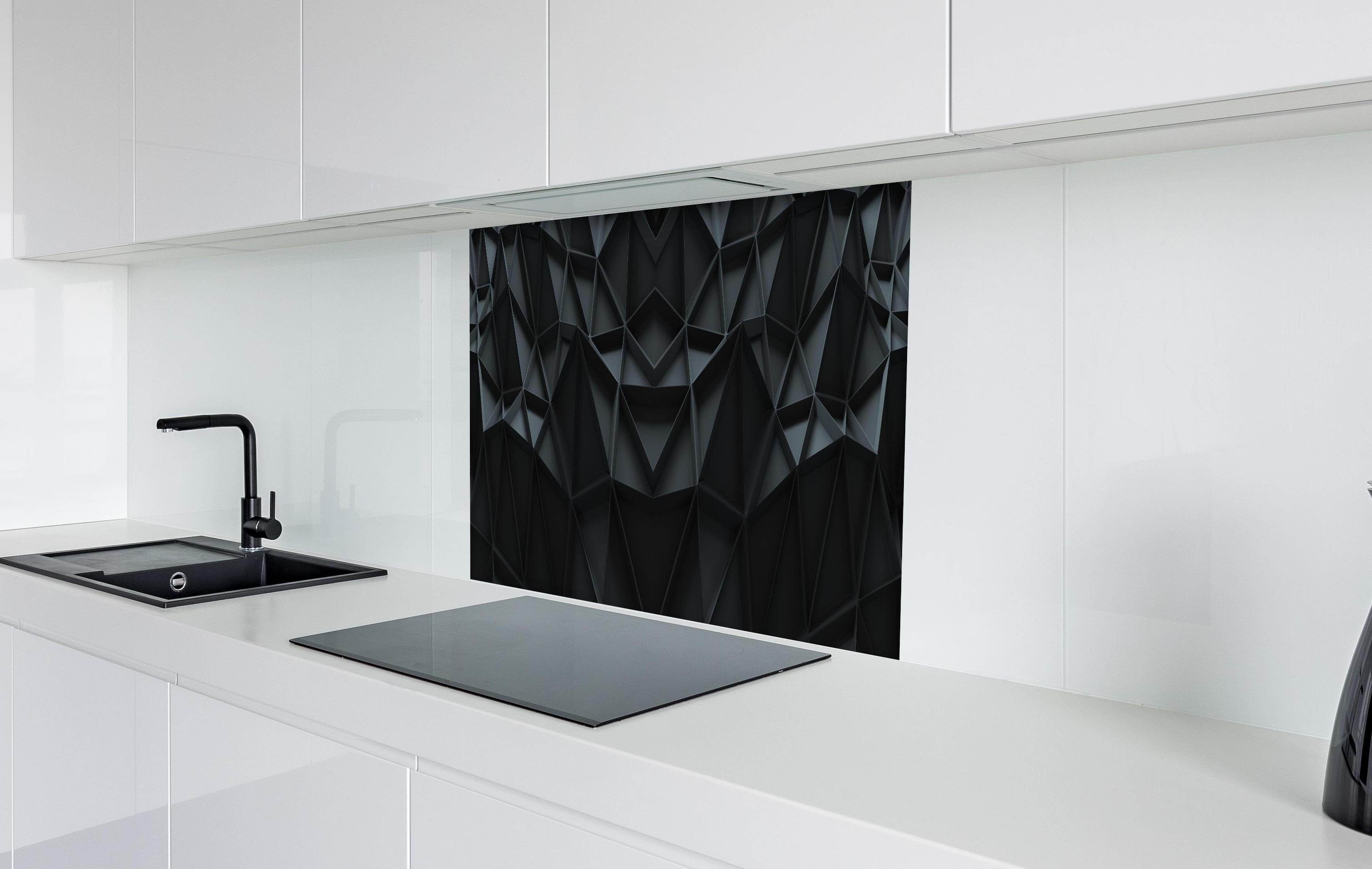 Spritzschutz - Geometrisches Muster in Schwarz und Grau hinter einem Cerankochfeld zwischen Holz-Kochutensilien

