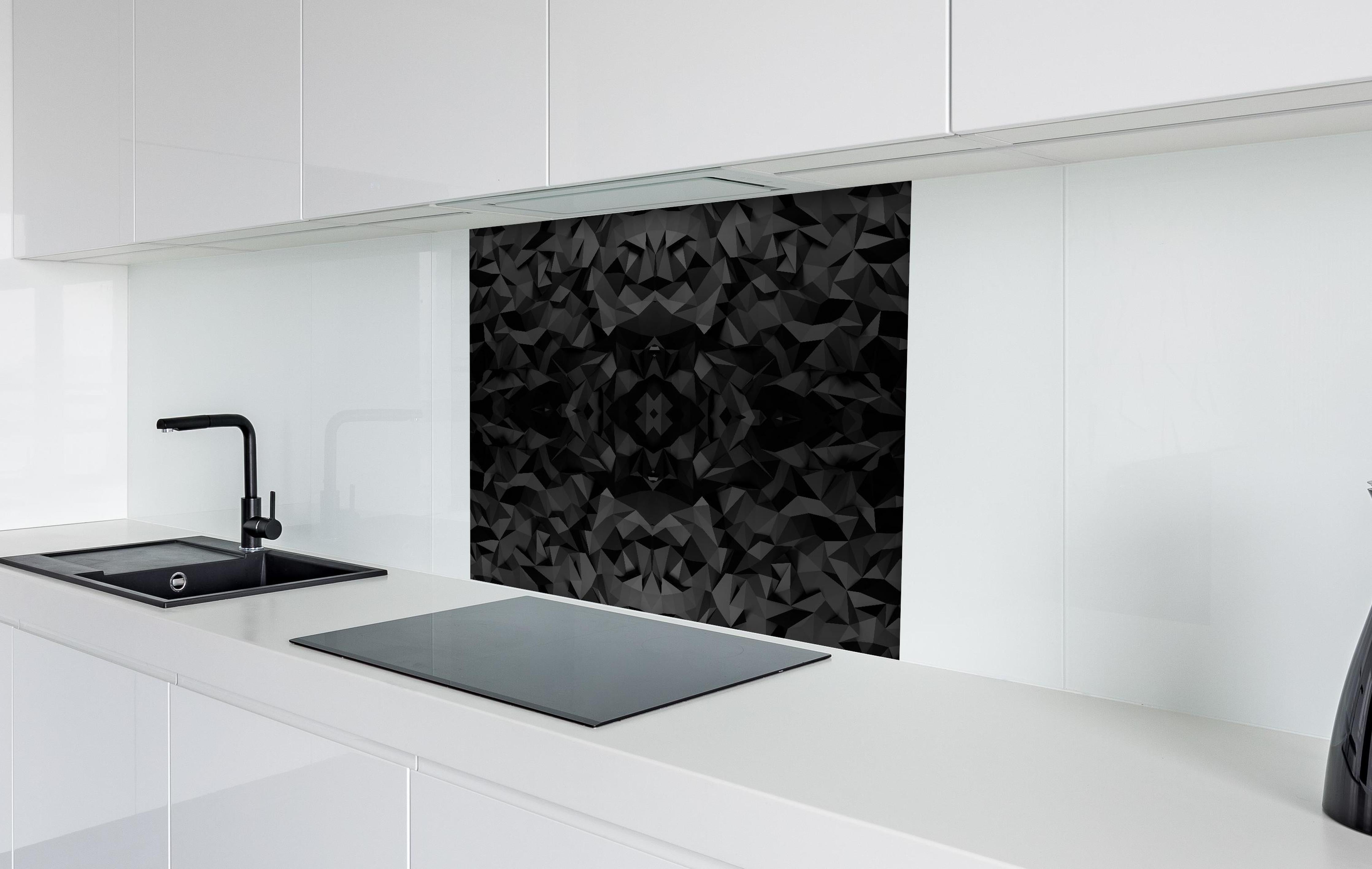 Spritzschutz - Geometrisches Muster in Schwarz und Weiß hinter einem Cerankochfeld zwischen Holz-Kochutensilien
