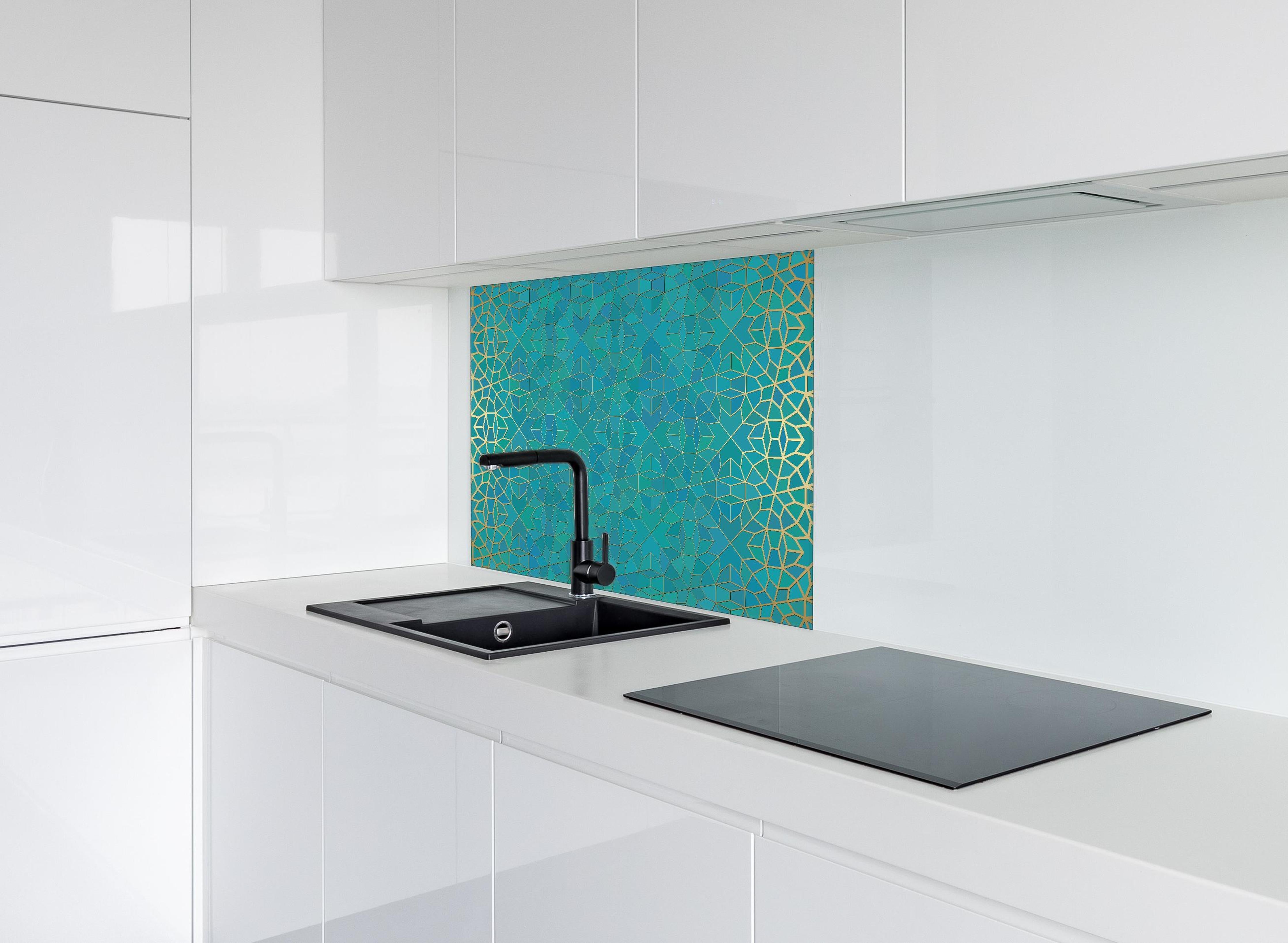 Spritzschutz - Geometrisches Muster mit Blauverlauf hinter einem Cerankochfeld zwischen Holz-Kochutensilien
