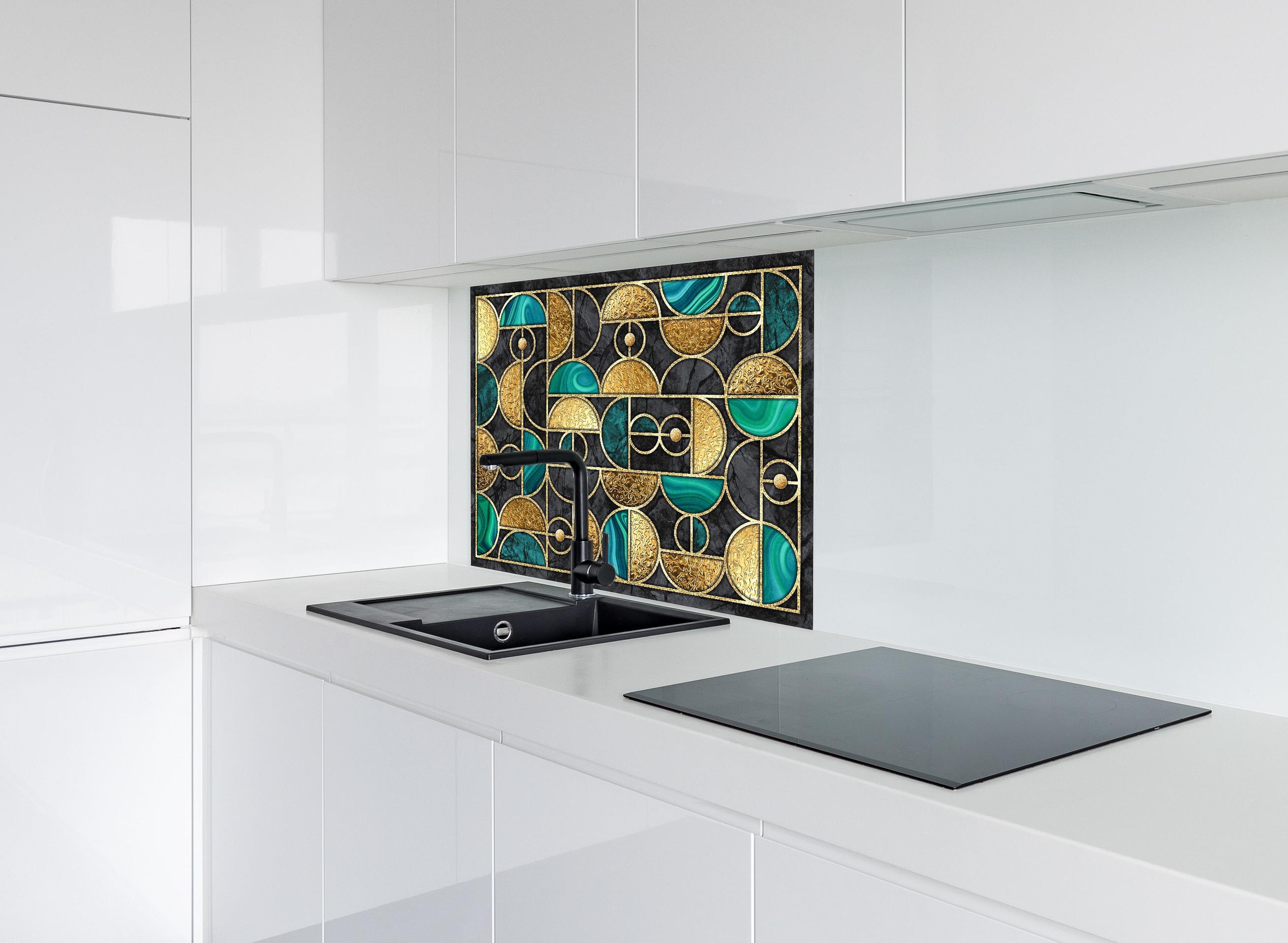 Spritzschutz - Geometrisches Schwarz-Gold-Grün Ringmosaik hinter einem Cerankochfeld zwischen Holz-Kochutensilien
