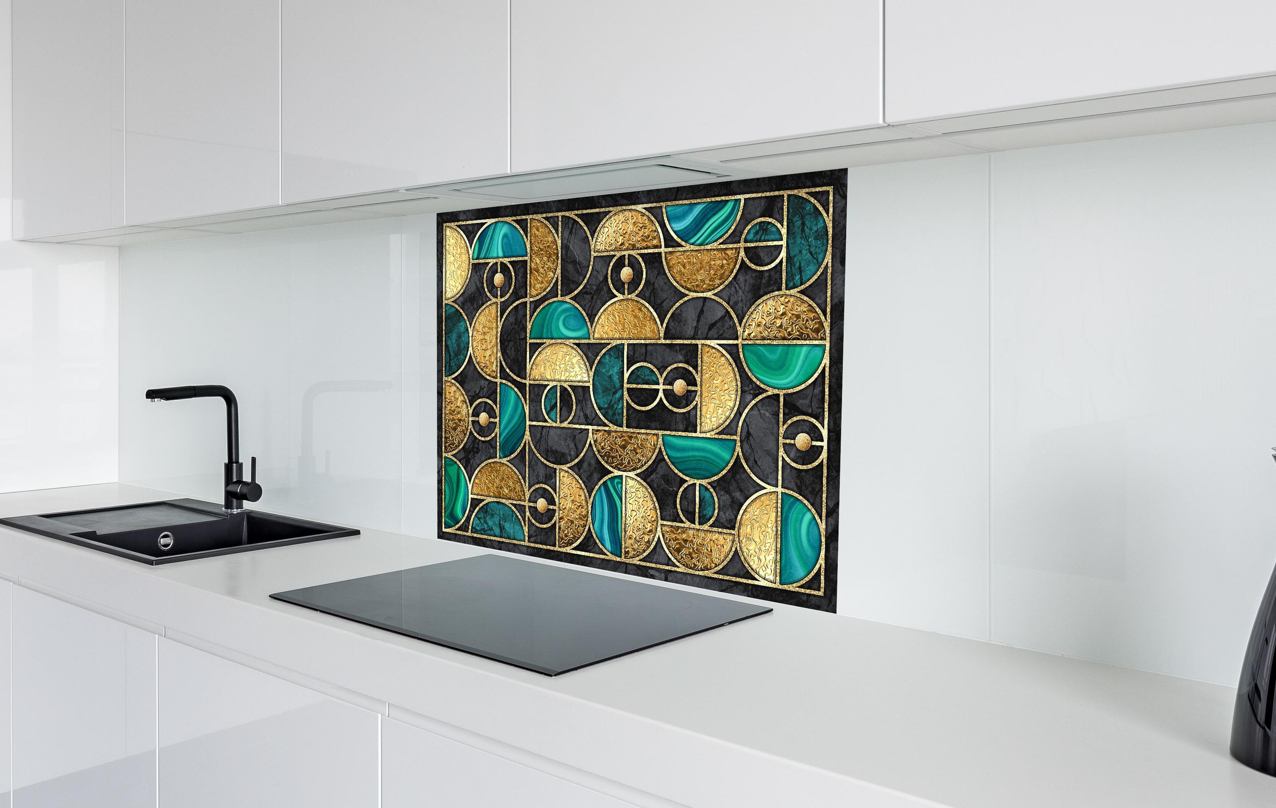 Spritzschutz - Geometrisches Schwarz-Gold-Grün Ringmosaik hinter einem Cerankochfeld zwischen Holz-Kochutensilien
