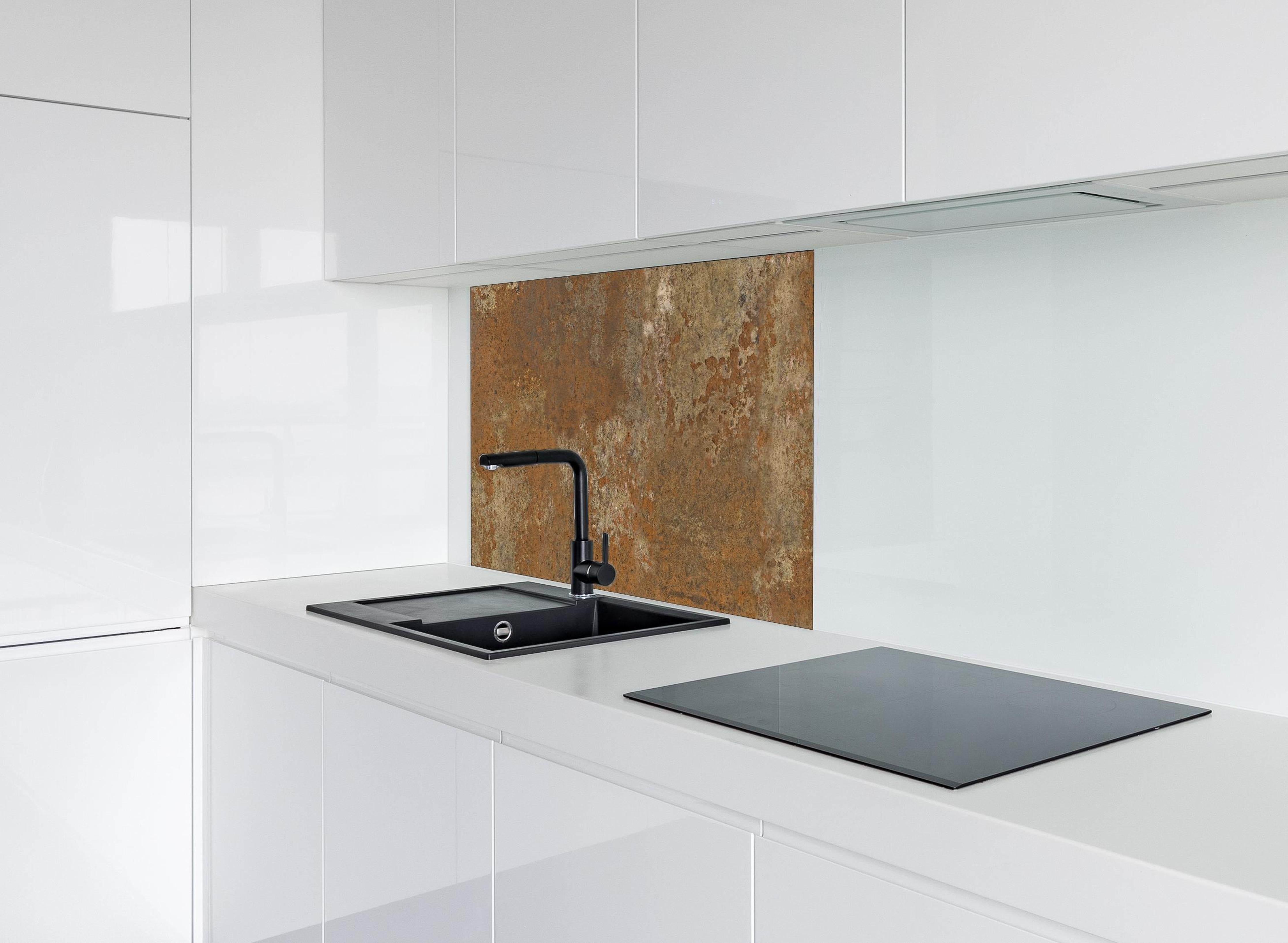 Spritzschutz - Gerösteter Metalltextur hinter einem Cerankochfeld zwischen Holz-Kochutensilien
