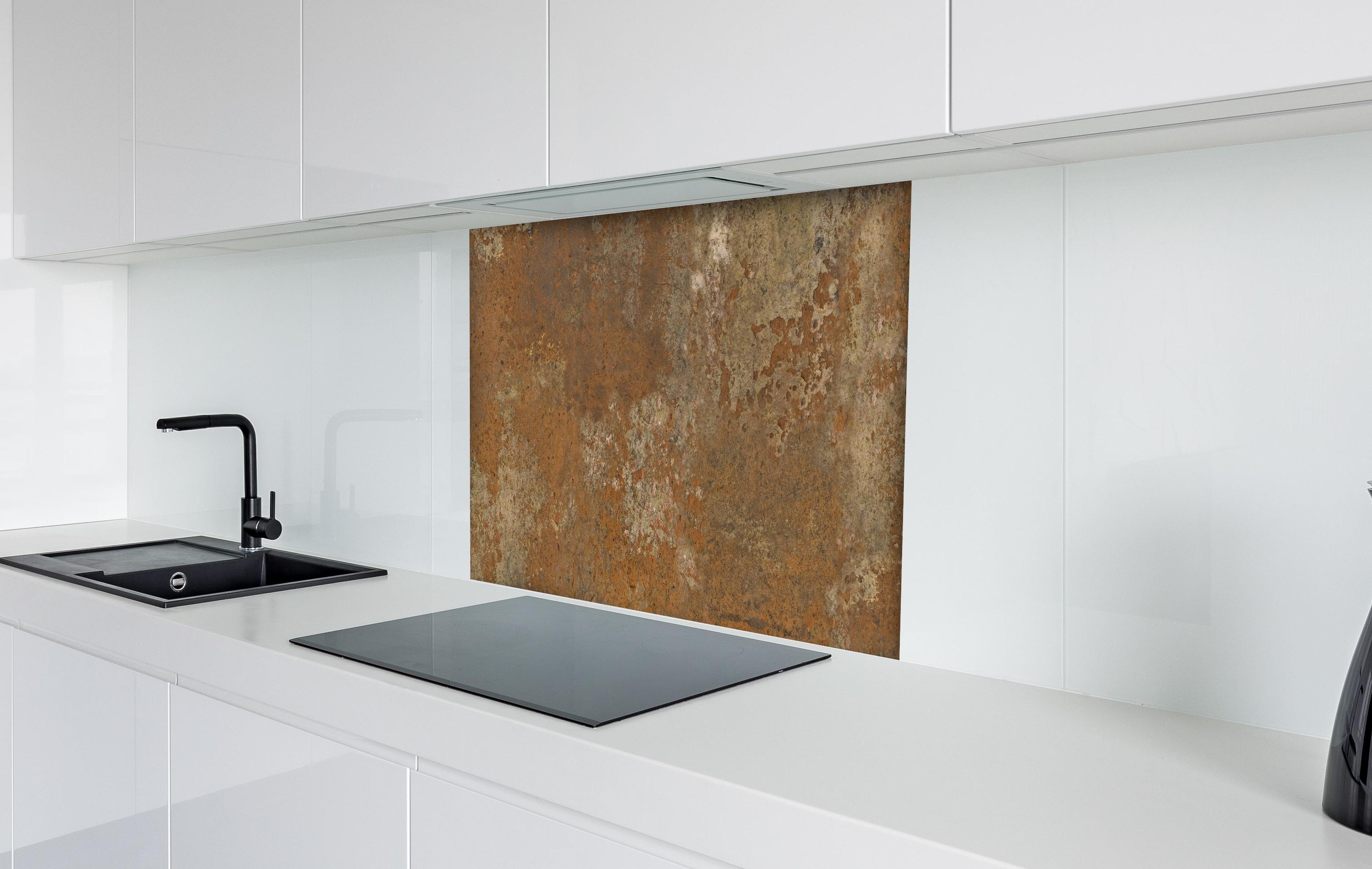 Spritzschutz - Gerösteter Metalltextur hinter einem Cerankochfeld zwischen Holz-Kochutensilien
