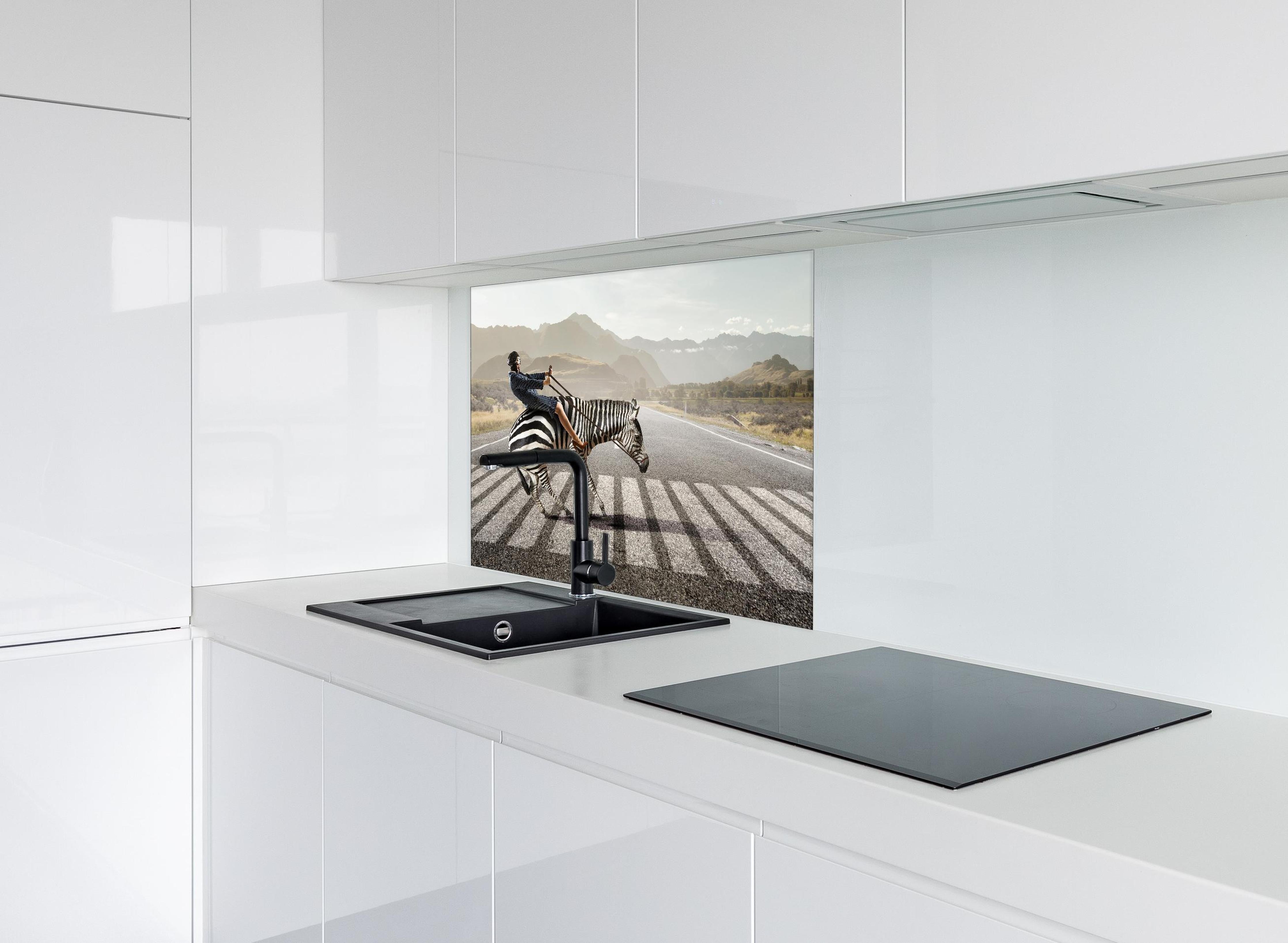 Spritzschutz - Geschäftsfrau reitet Zebra in Landschaft hinter einem Cerankochfeld zwischen Holz-Kochutensilien
