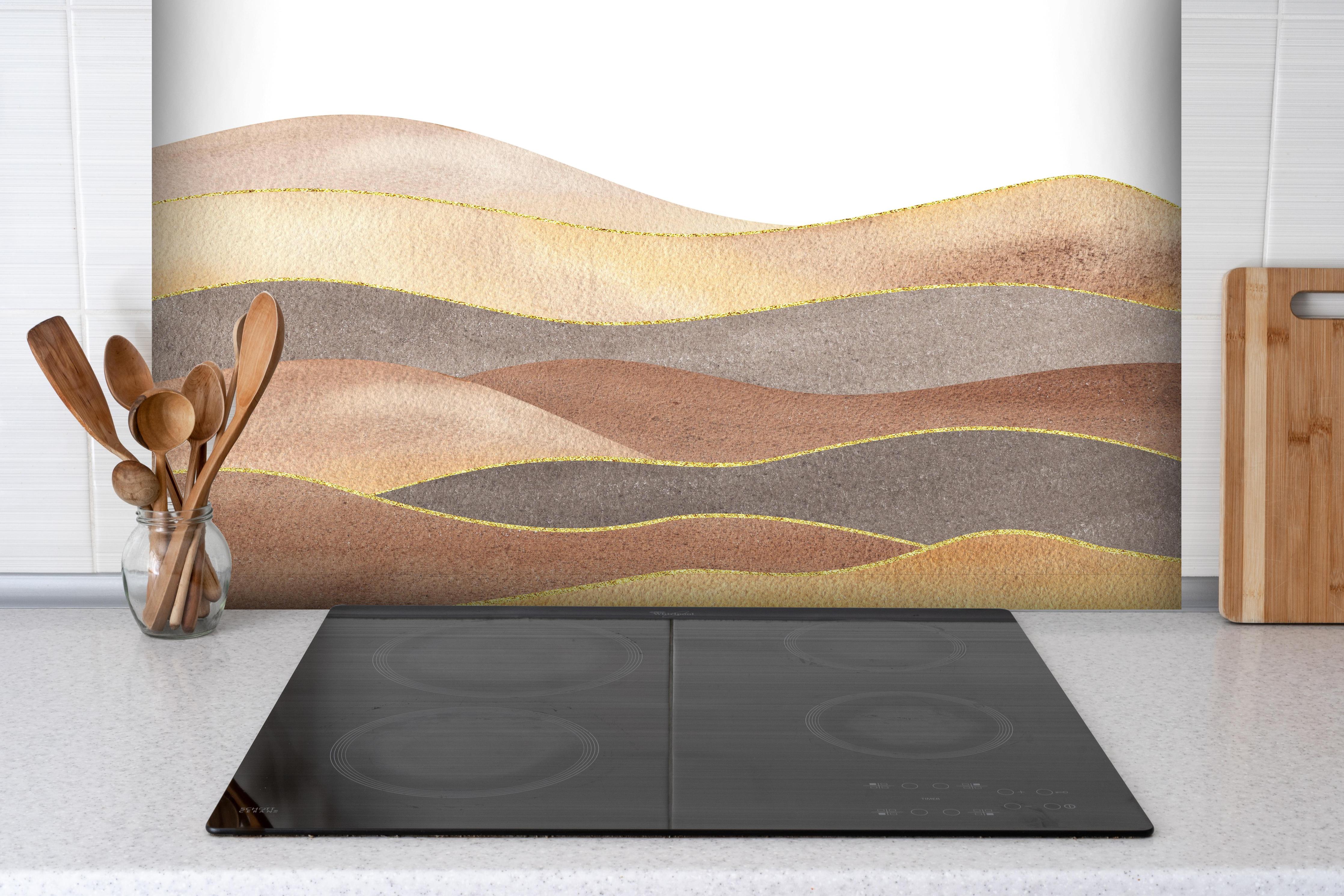 Spritzschutz - Gewellte Bergsilhouette - Aquarellformen  hinter einem Cerankochfeld zwischen Holz-Kochutensilien
