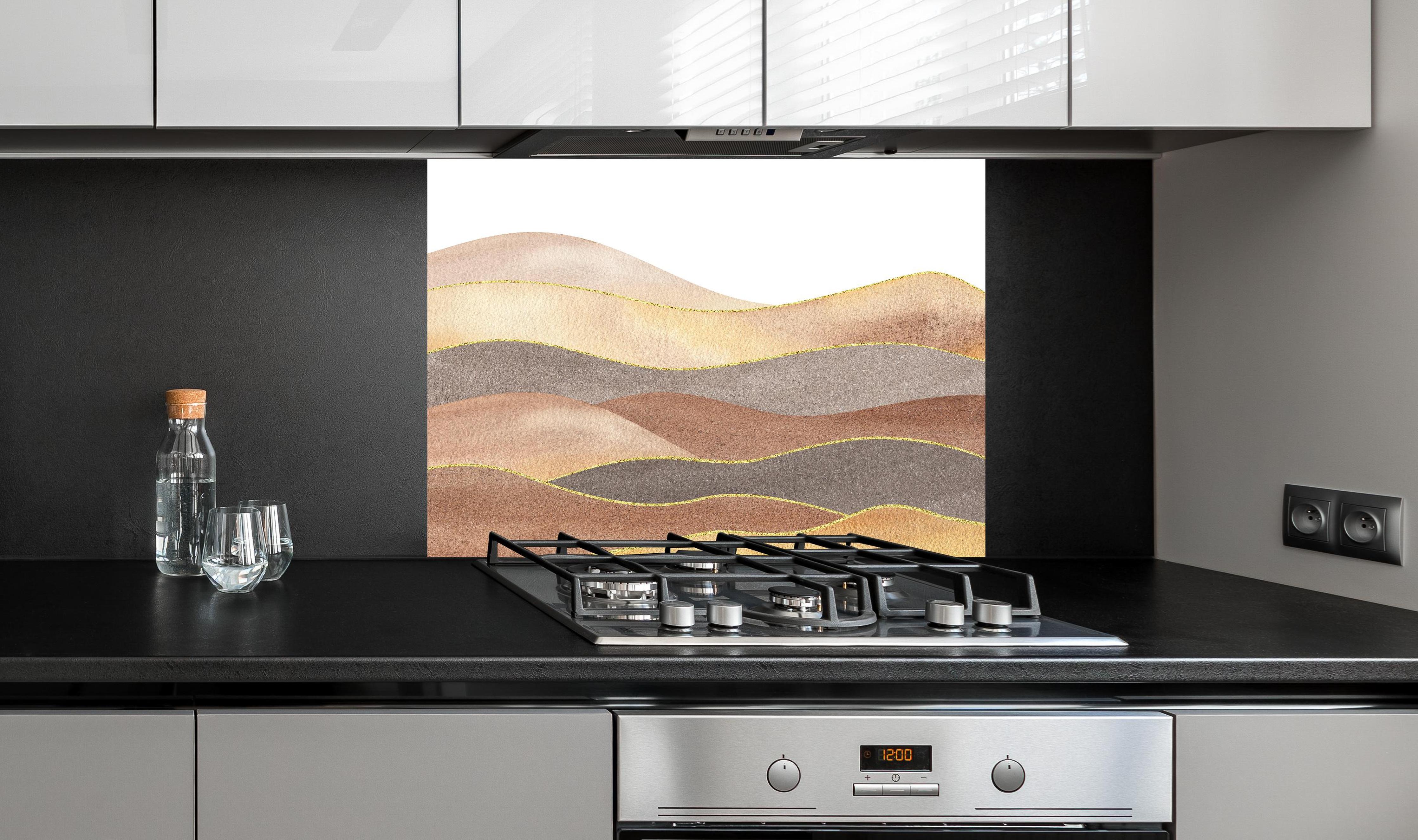 Spritzschutz - Gewellte Bergsilhouette - Aquarellformen  hinter einem Cerankochfeld zwischen Holz-Kochutensilien
