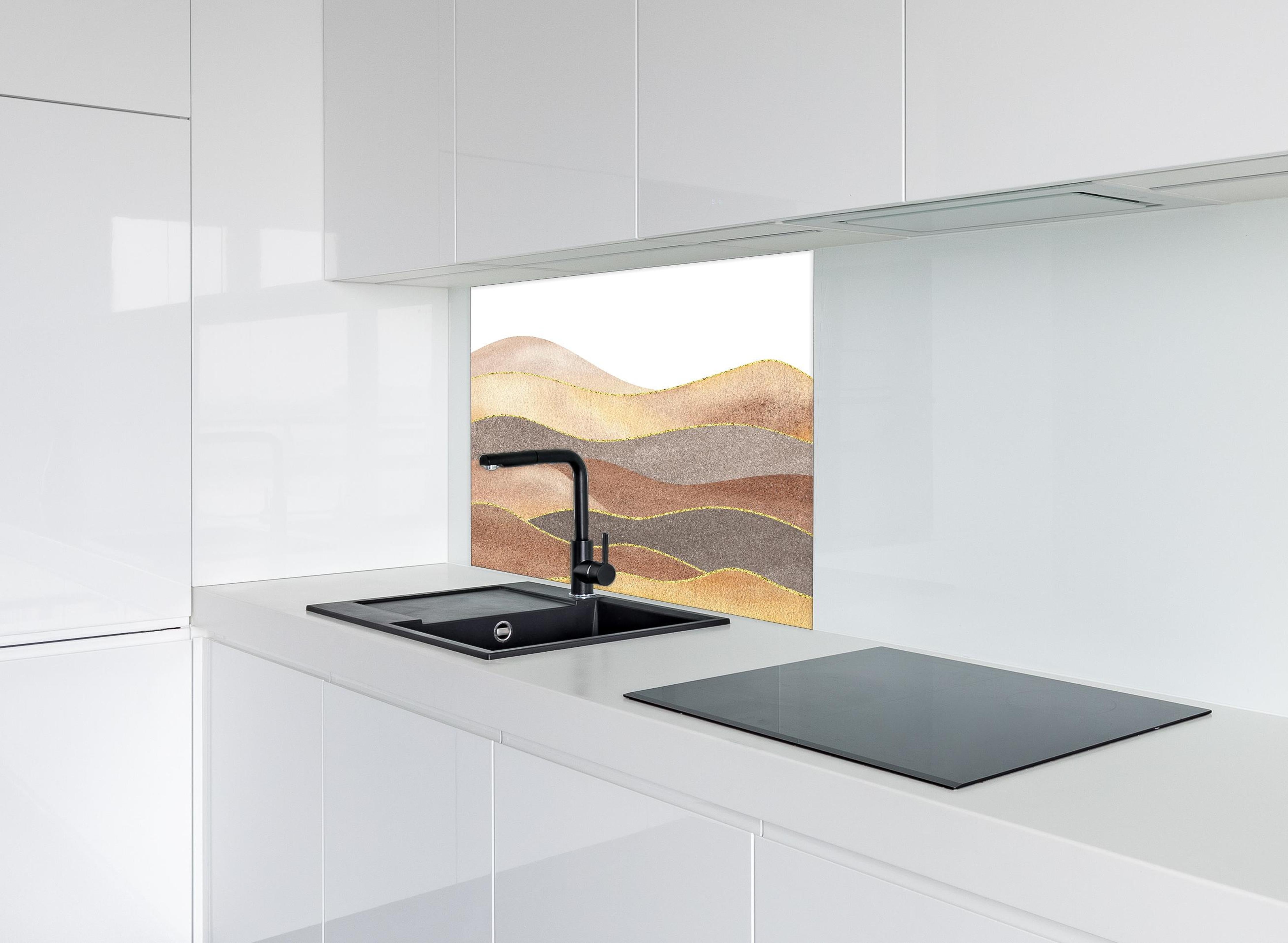 Spritzschutz - Gewellte Bergsilhouette - Aquarellformen  hinter einem Cerankochfeld zwischen Holz-Kochutensilien
