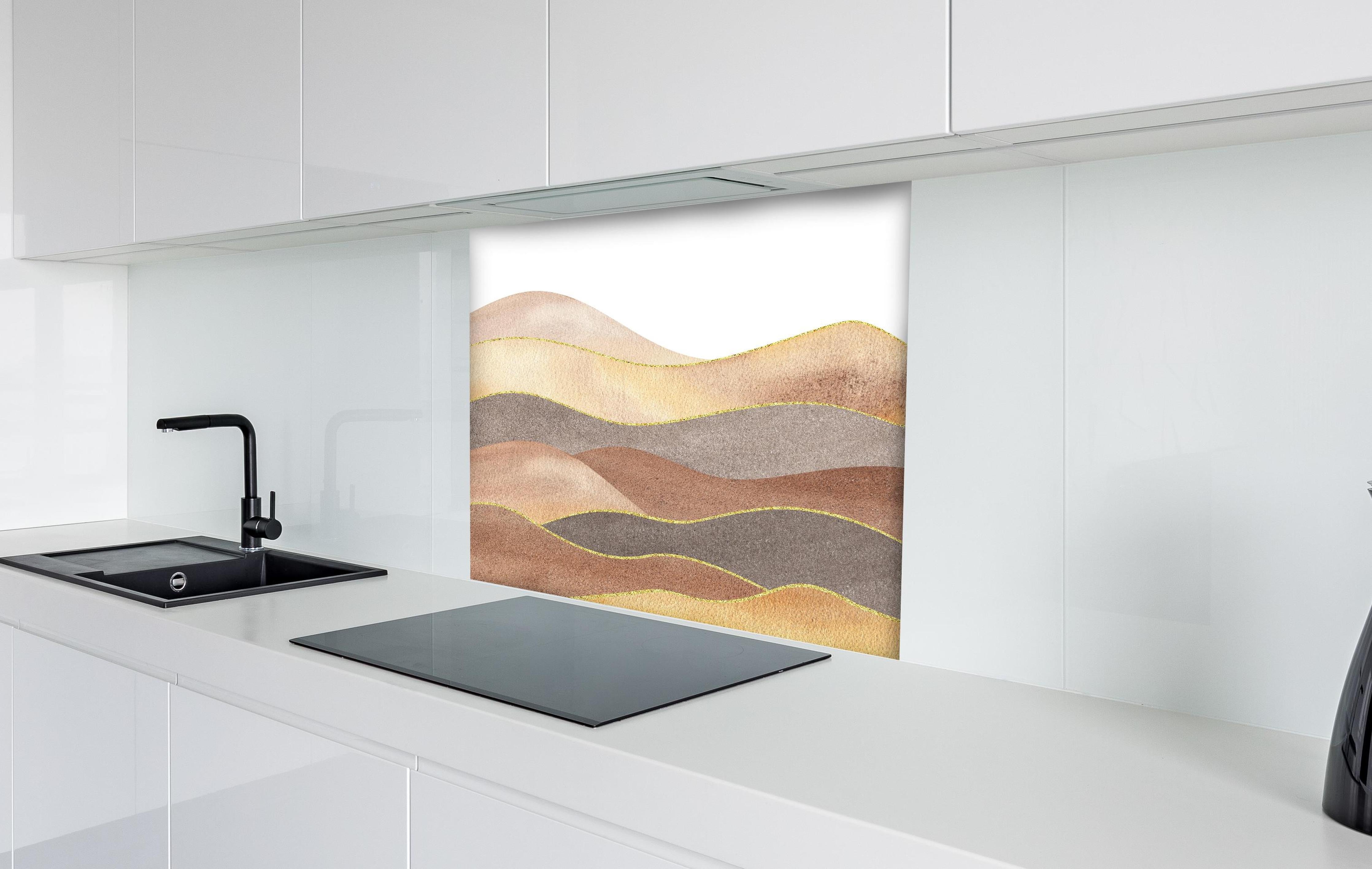 Spritzschutz - Gewellte Bergsilhouette - Aquarellformen  hinter einem Cerankochfeld zwischen Holz-Kochutensilien

