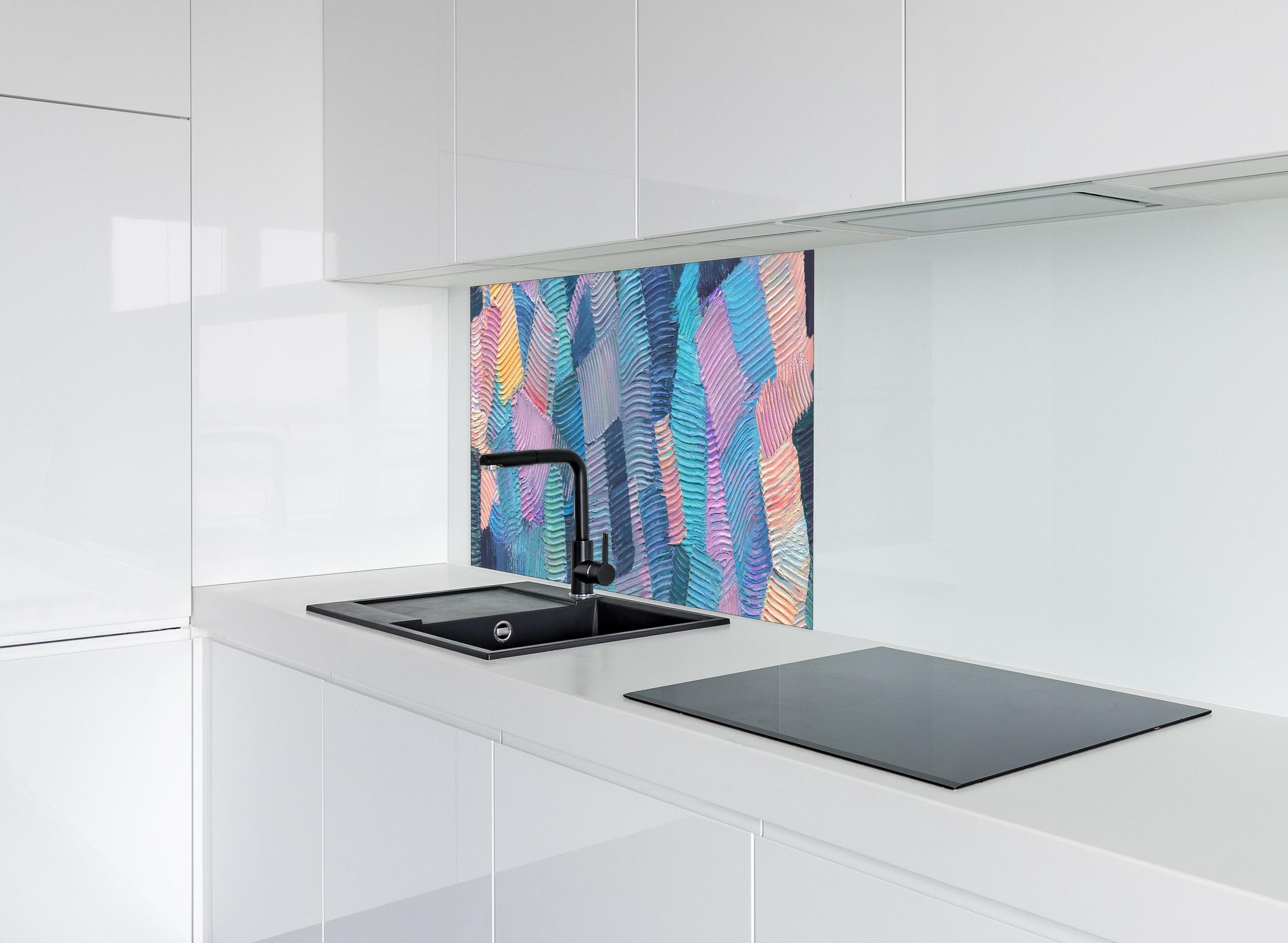 Spritzschutz - Gewellte Ölfarbentexturen hinter einem Cerankochfeld zwischen Holz-Kochutensilien
