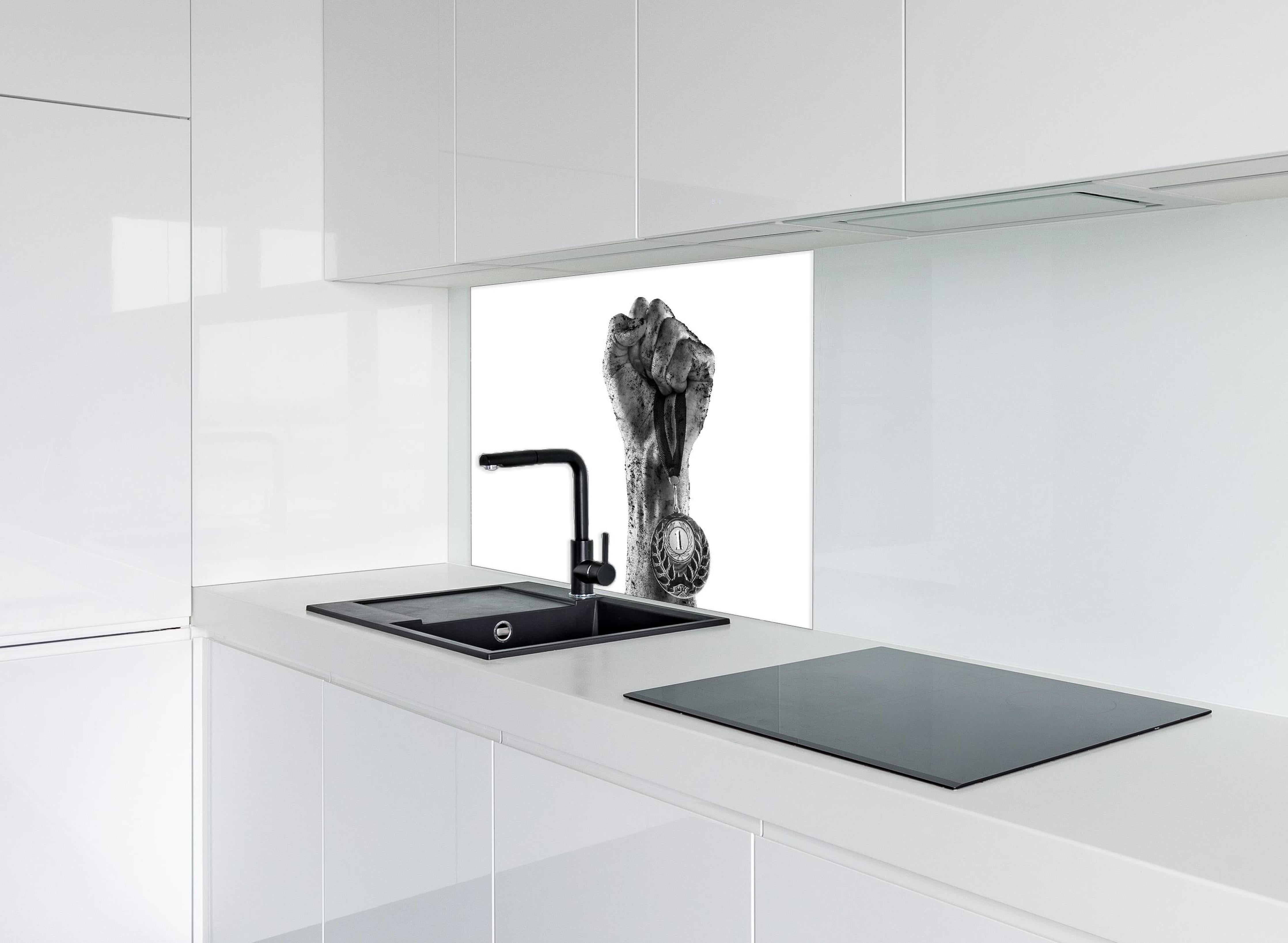 Spritzschutz - Gewinner mit einer Medaille hinter einem Cerankochfeld zwischen Holz-Kochutensilien
